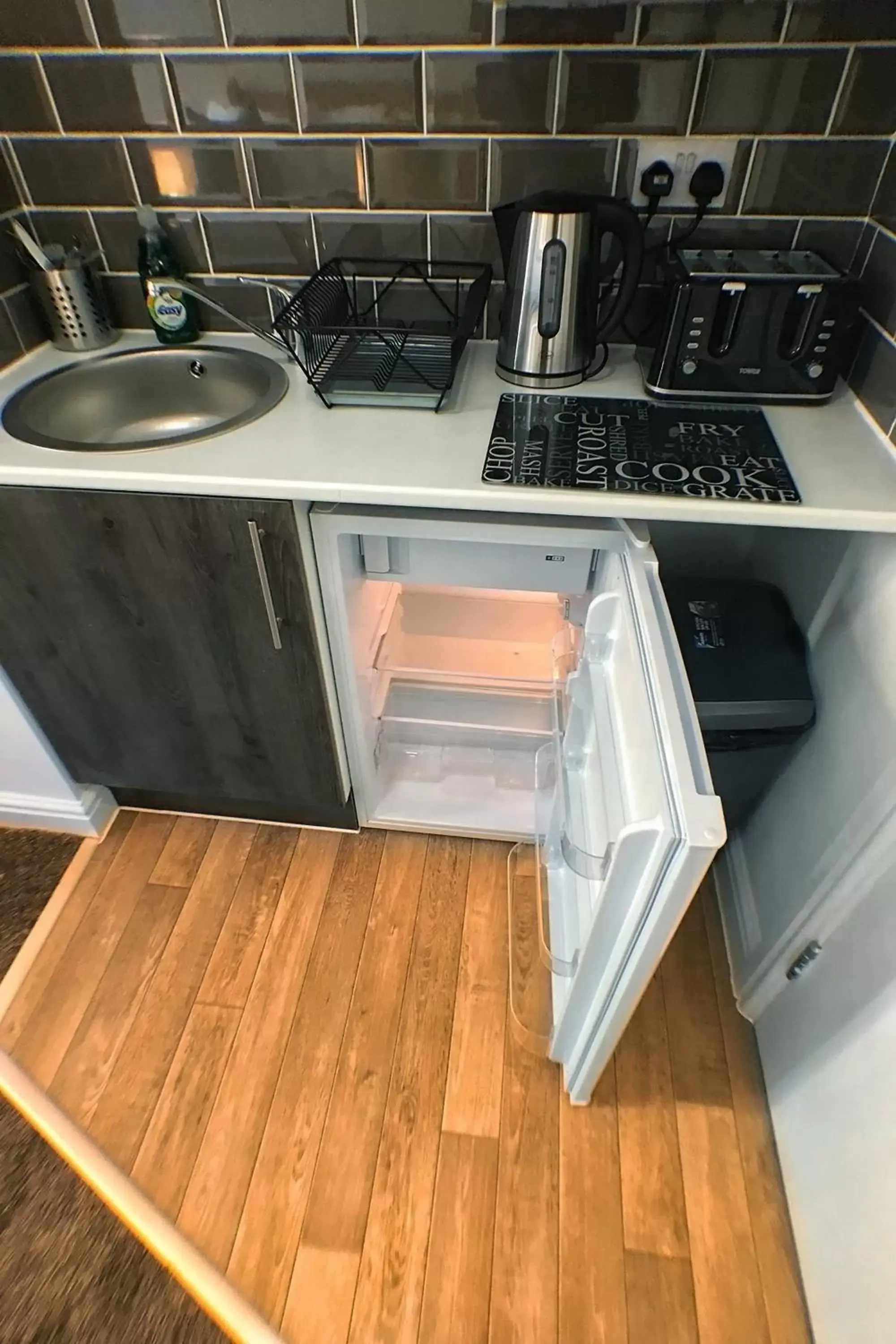 Kitchen or kitchenette, Kitchen/Kitchenette in Castle Terrace (B3 R2)