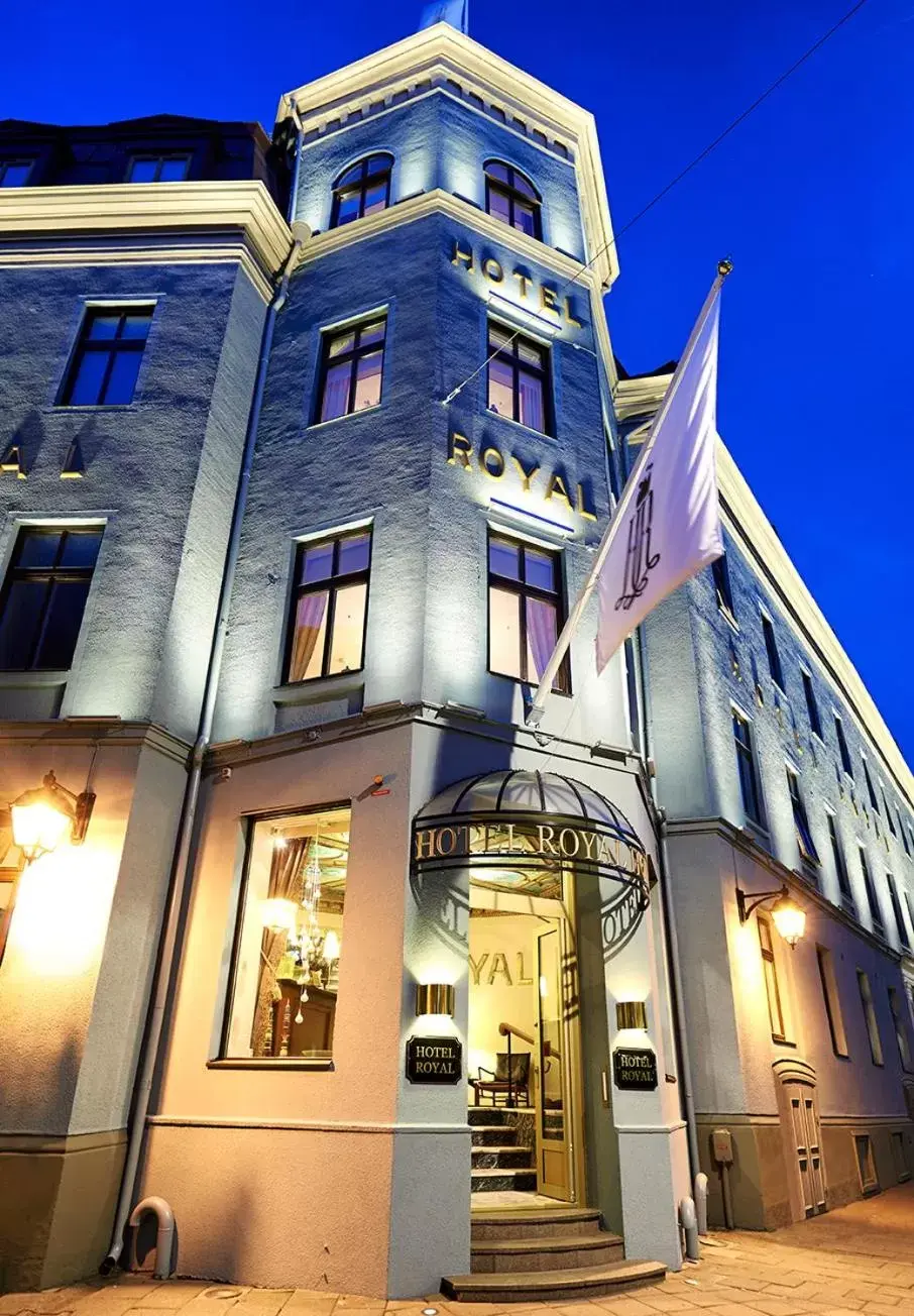 Facade/entrance in Hotel Royal Facade/entrance in Hotel Royal