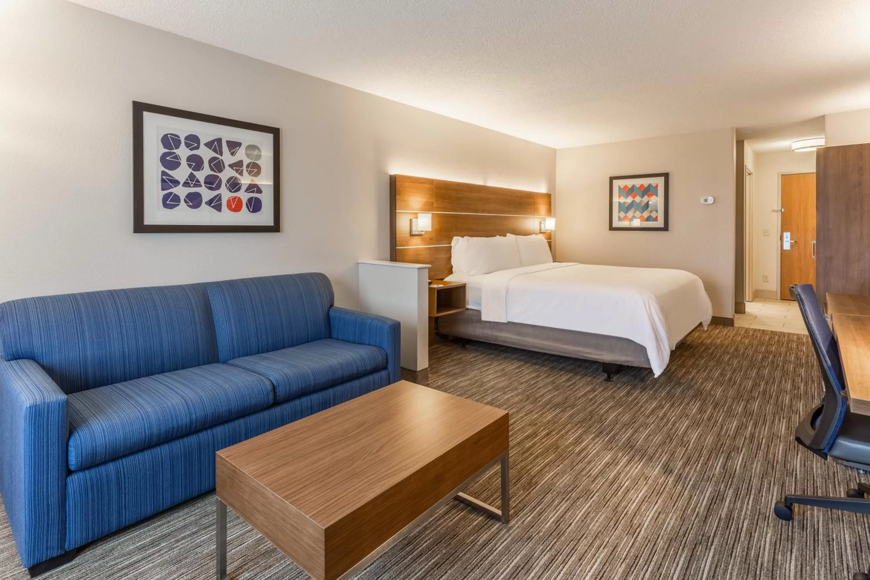 Photo of the whole room, Bed in Holiday Inn Express &amp; Suites O&#x27;Fallon-Shiloh by IHG