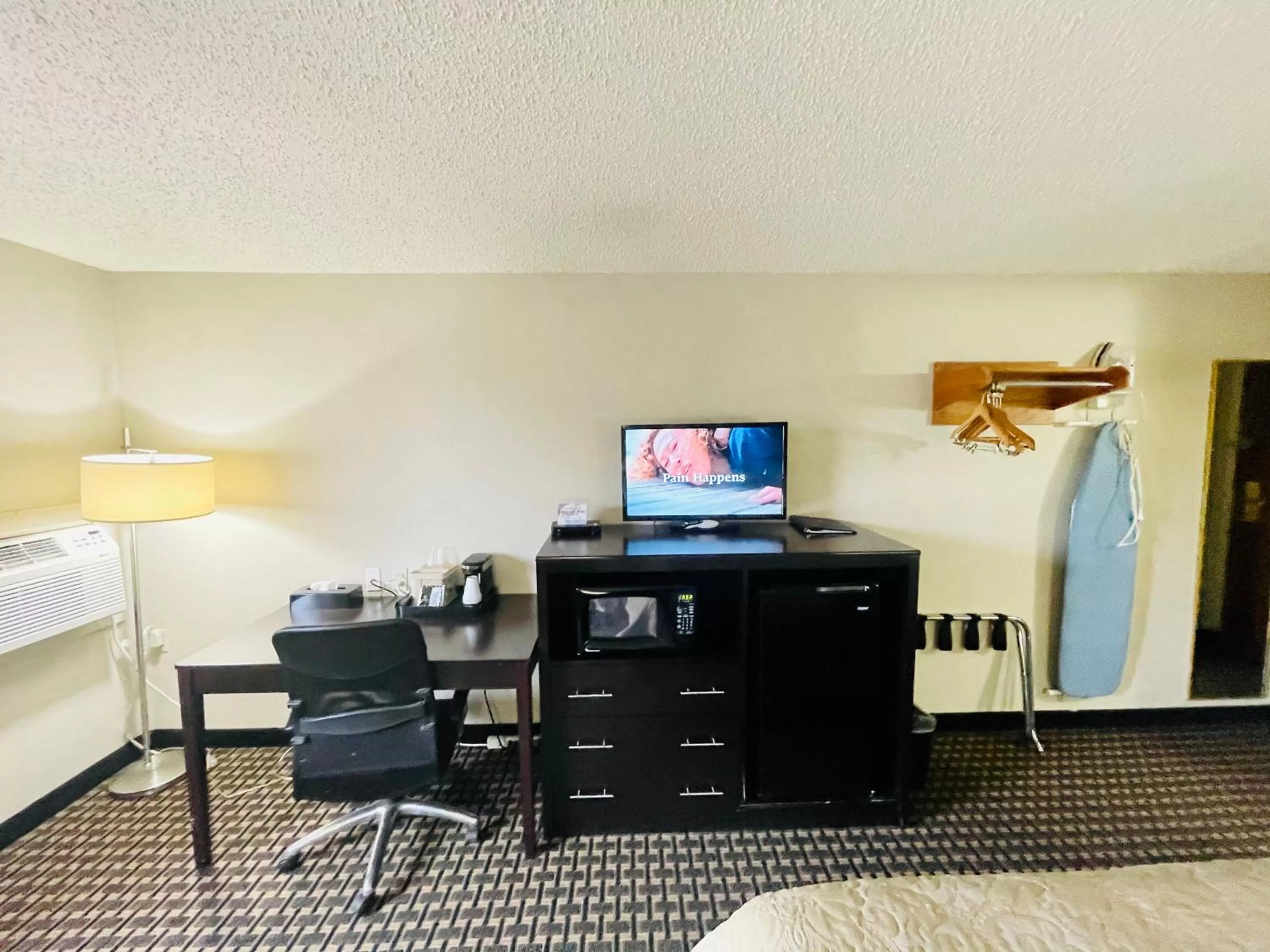 Communal lounge/ TV room, Bed in Super 8 by Wyndham Clear Lake