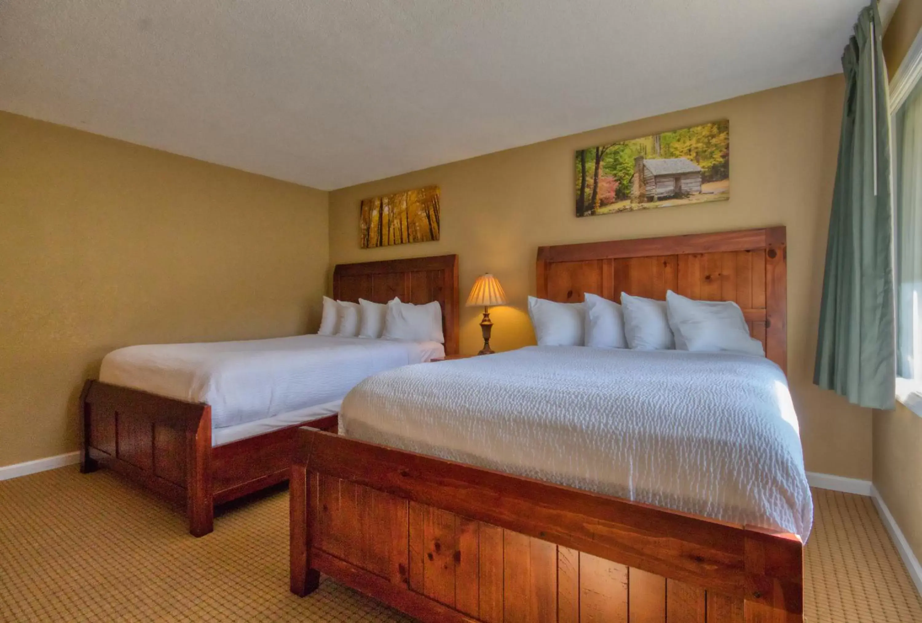 Bed in Tremont Lodge & Resort