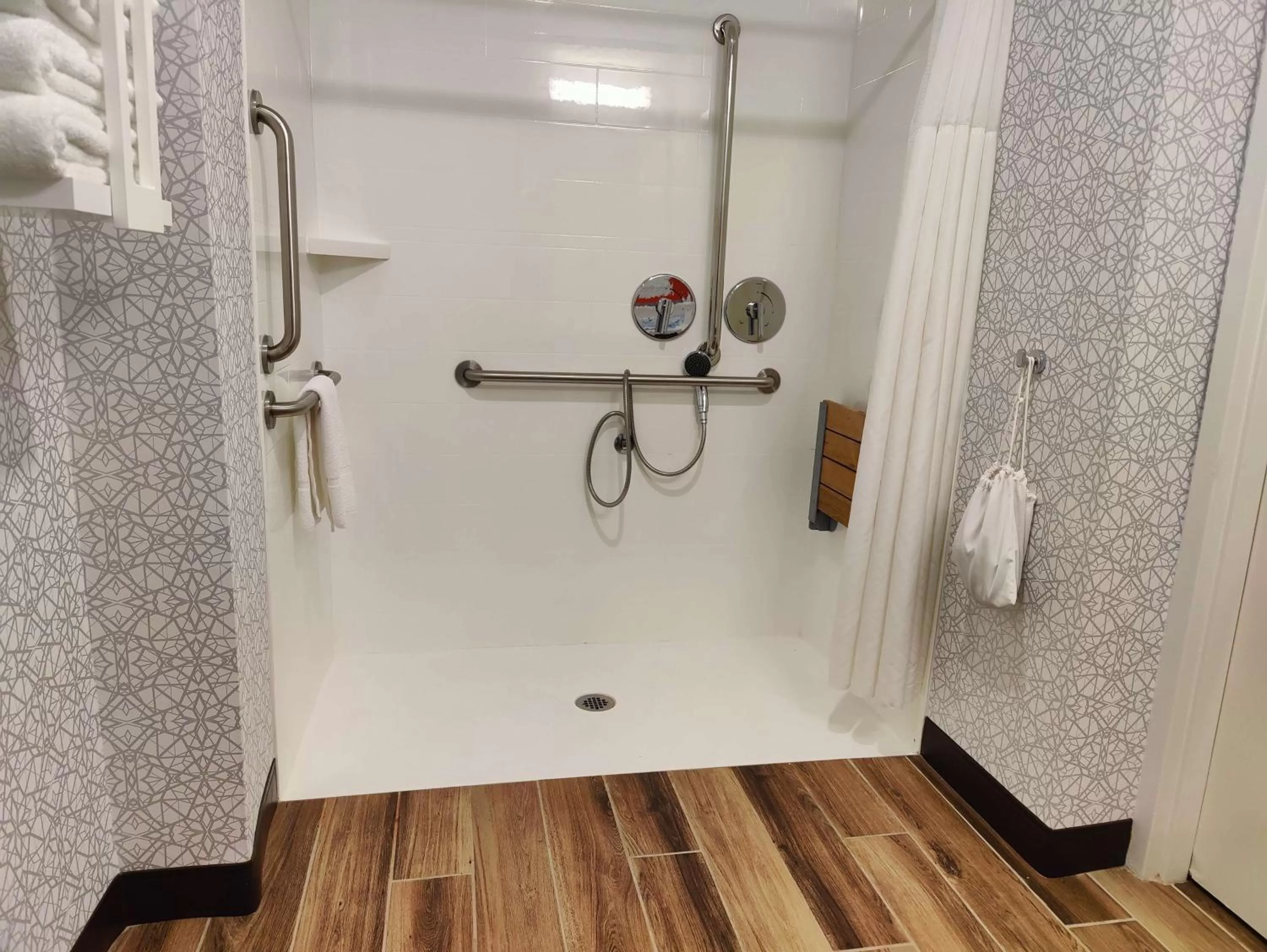 Bathroom in Hampton Inn Atlanta/Peachtree City