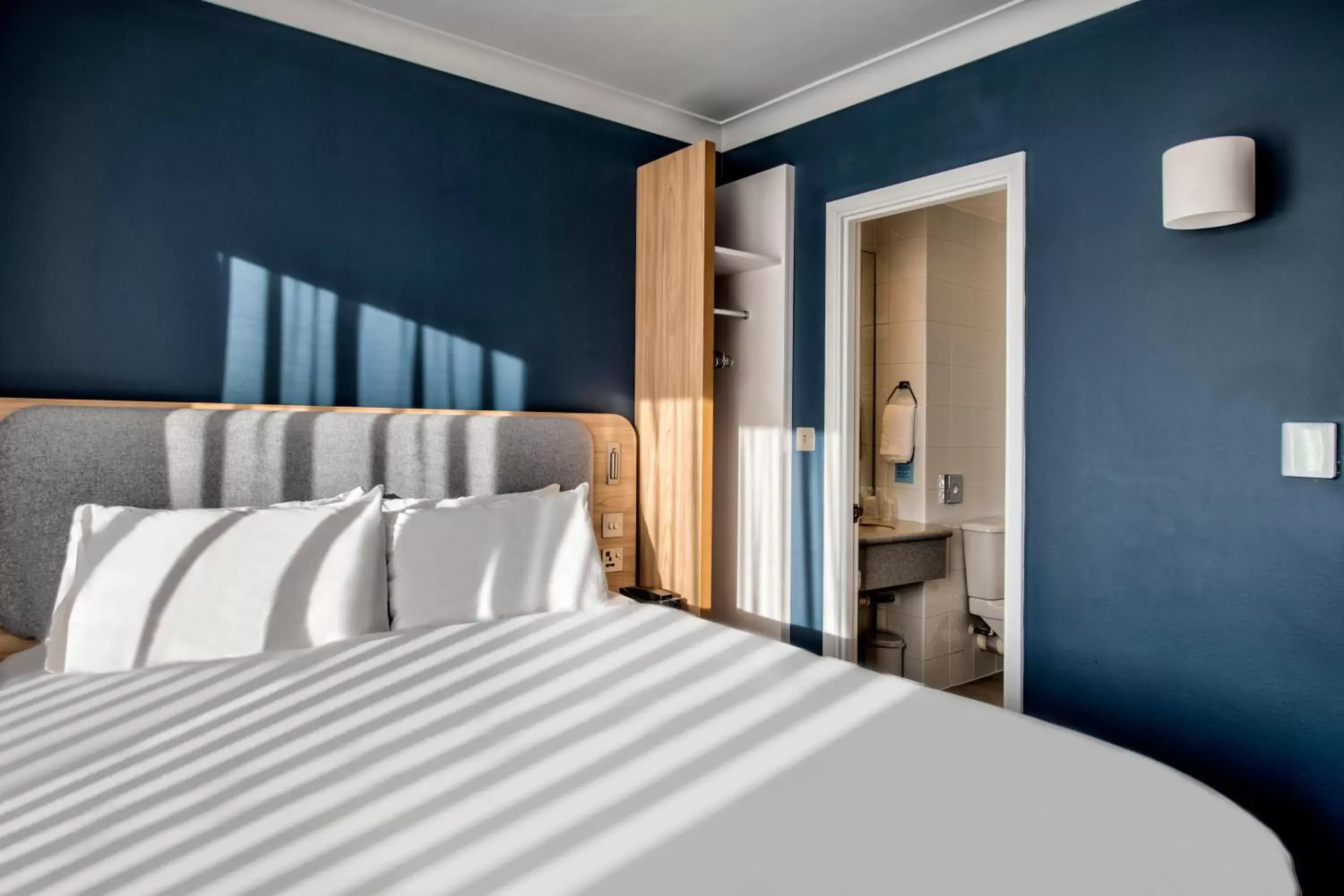 Bed in Holiday Inn Express Edinburgh City West, an IHG Hotel