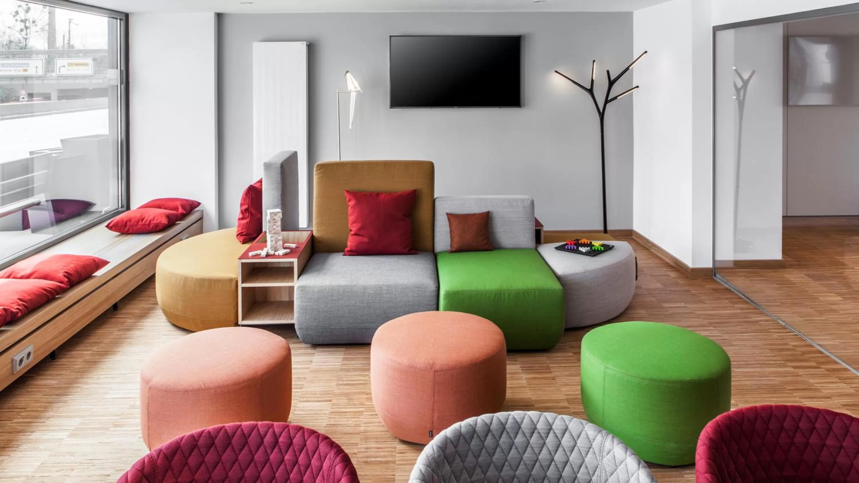Lounge or bar in Holiday Inn Munich - Leuchtenbergring by IHG