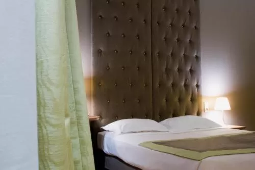 Photo of the whole room, Bed in Windsor Opera