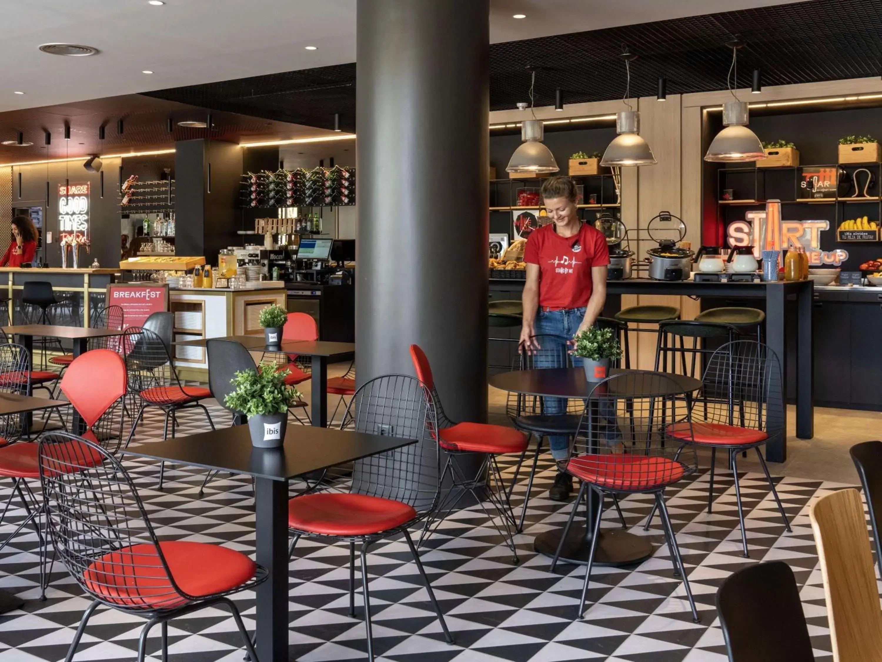 Restaurant/places to eat, Lounge/Bar in Ibis Barcelona Aeropuerto Viladecans