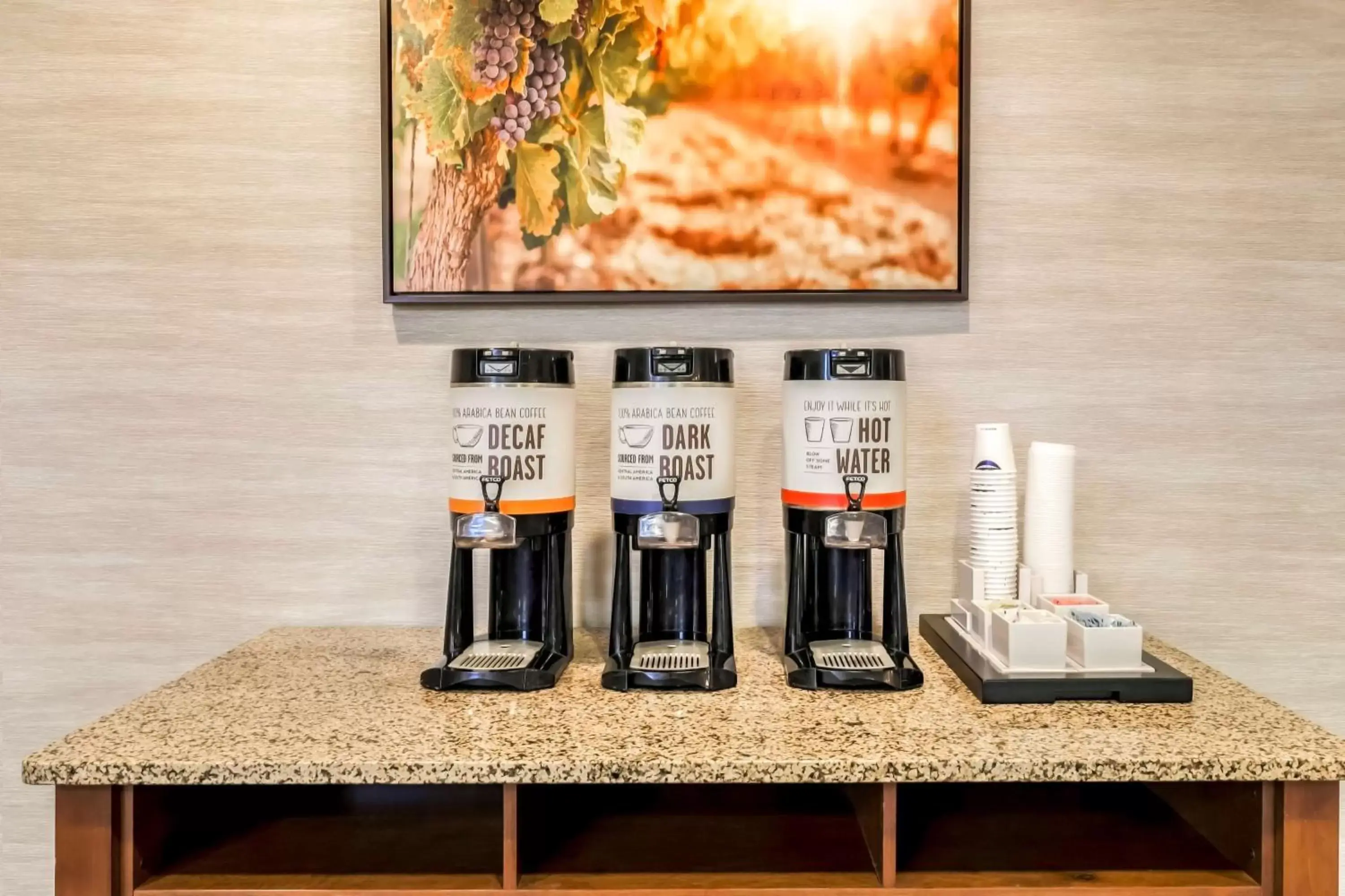 Property building in Hampton Inn & Suites Windsor-Sonoma Wine Country Property building in Hampton Inn & Suites Windsor-Sonoma Wine Country