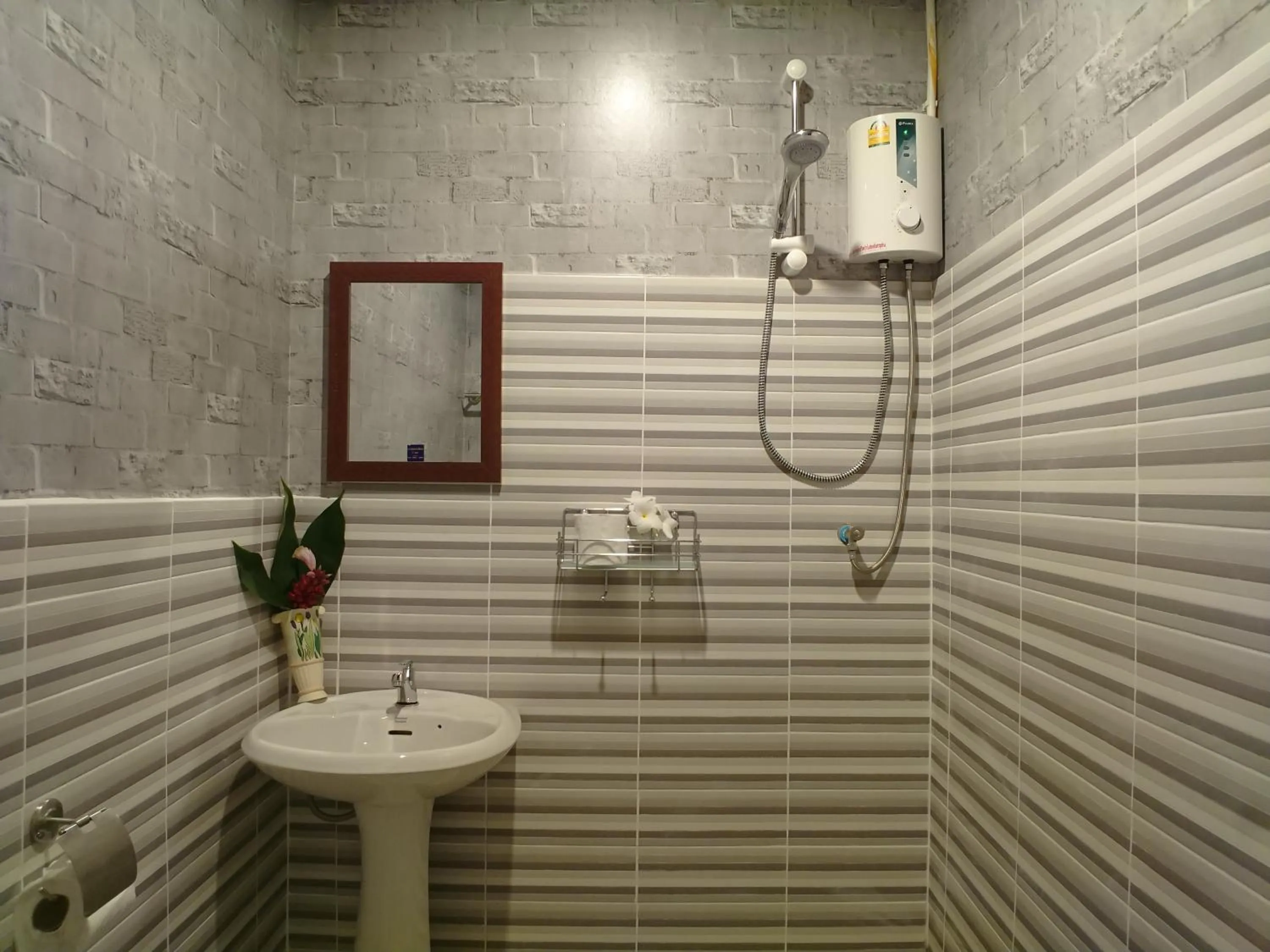 Bathroom in Lanta Para hut