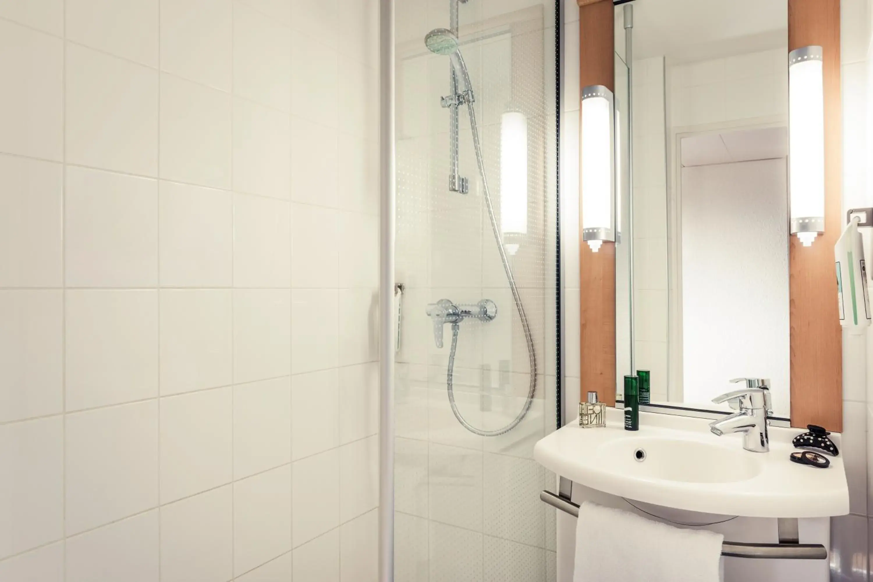 Shower, Bathroom in ibis Epinay-sur-Seine