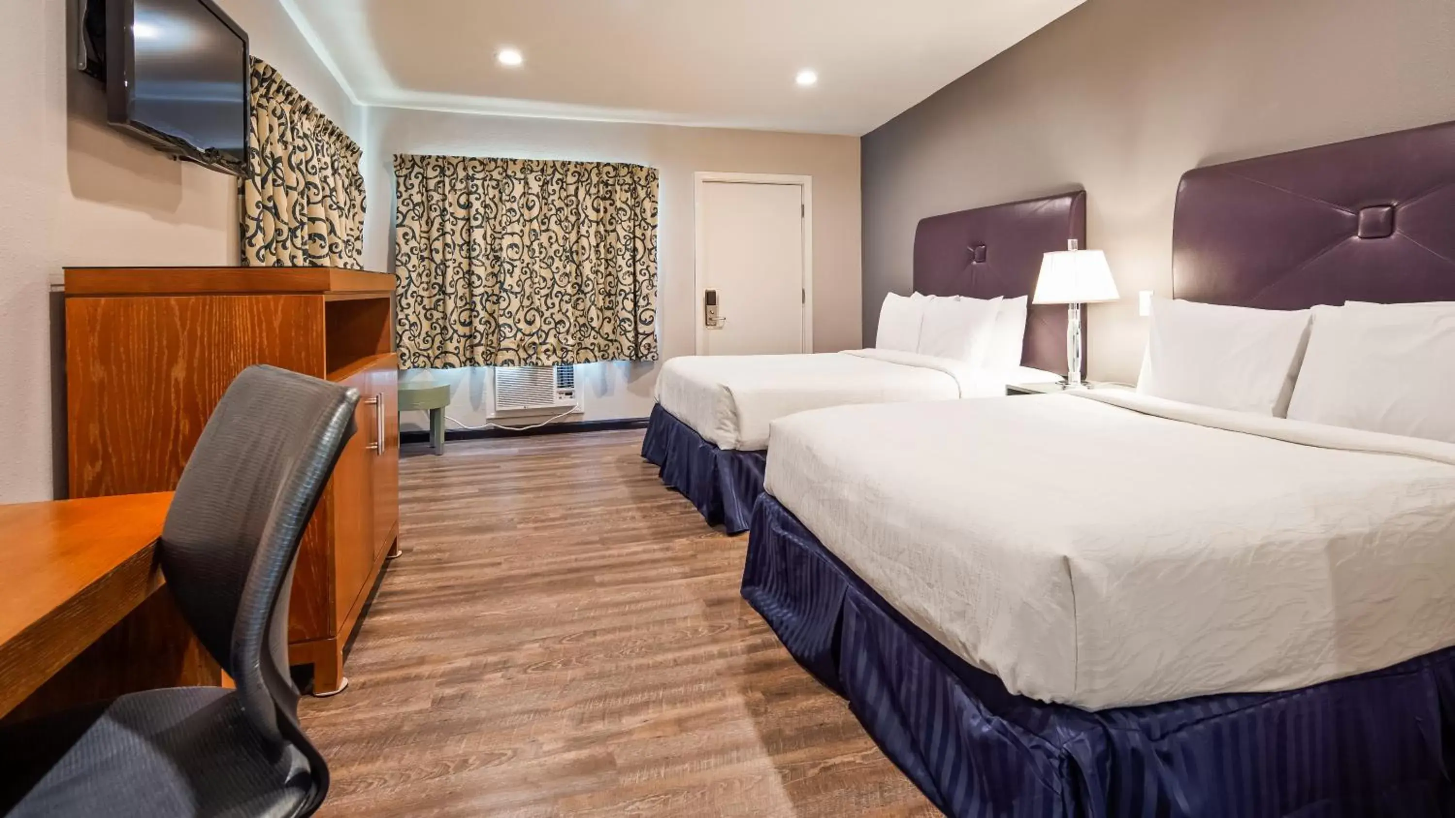 Bedroom, Bed in Motel 6 Ridgecrest, CA China Lake
