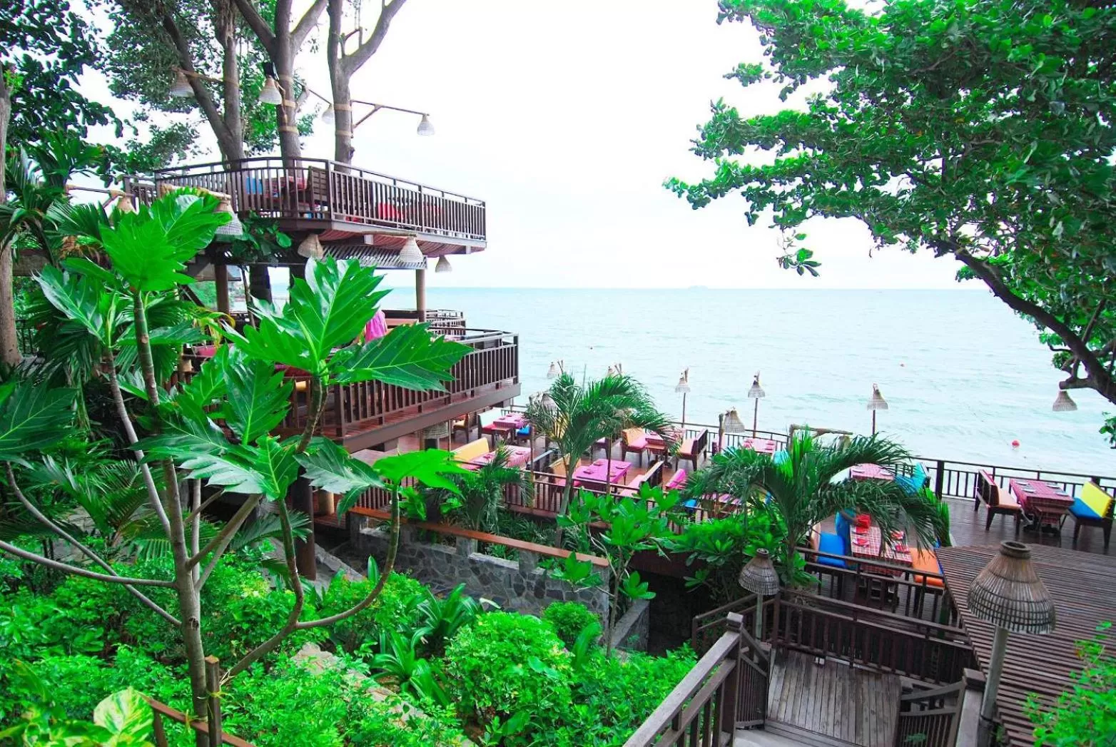 Restaurant/places to eat in Birds and Bees Resort