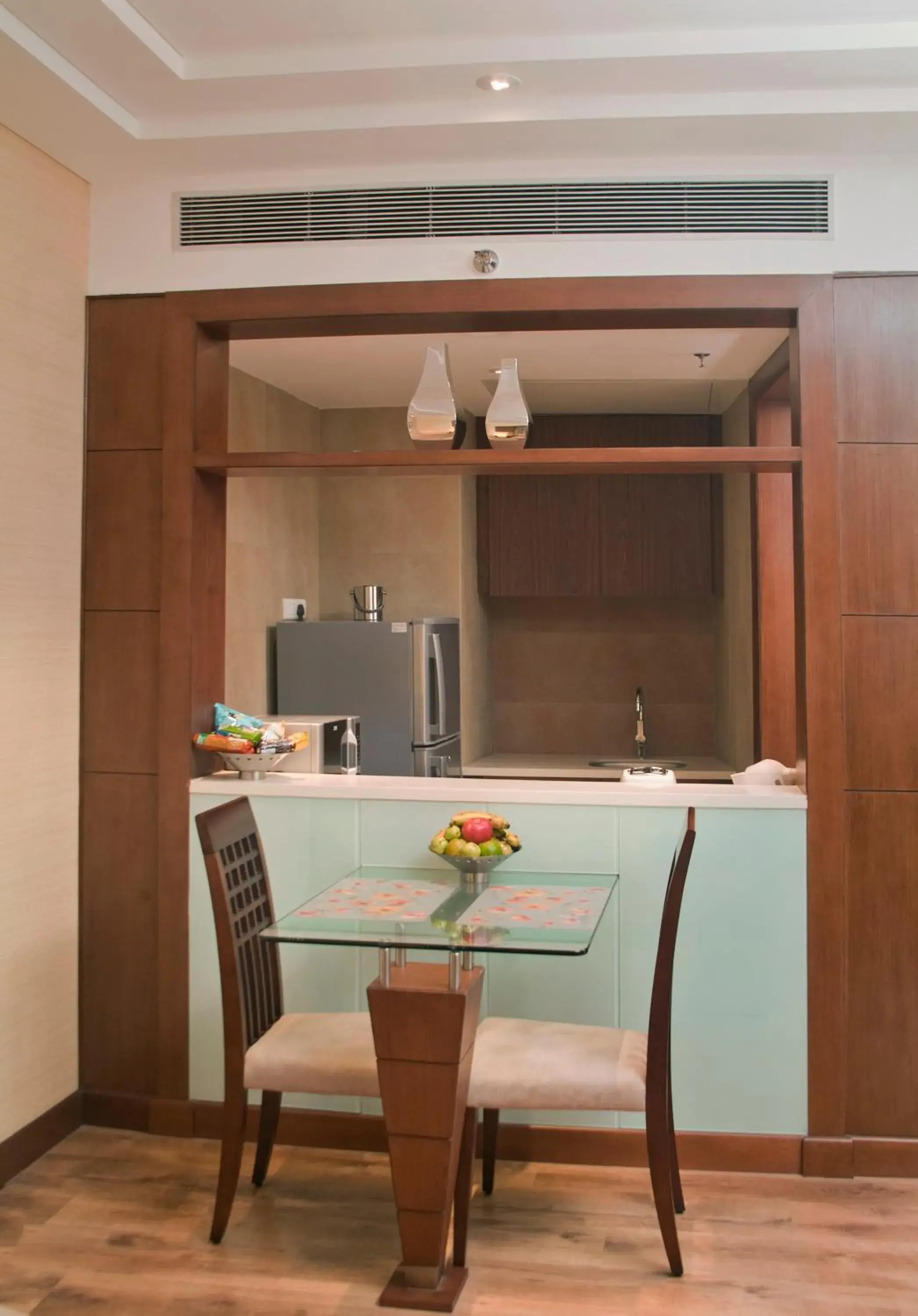 Dining area, Kitchen/Kitchenette in Savoy Suites Greater Noida