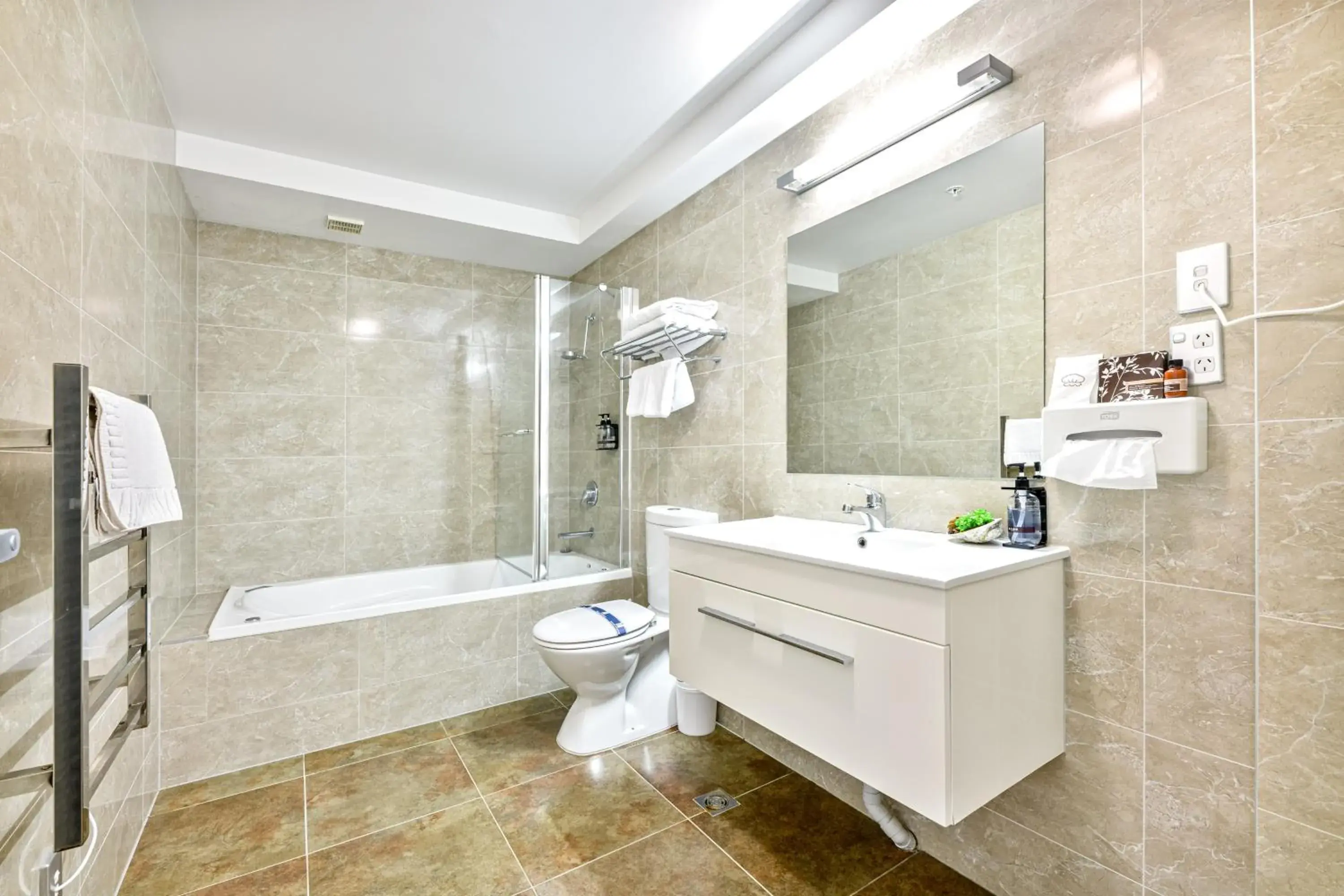 Bath, Bathroom in Alexander Inn