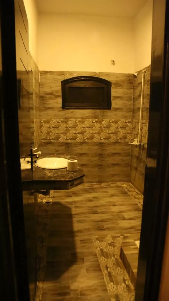 Bathroom in HOTEL DE SMART Multan