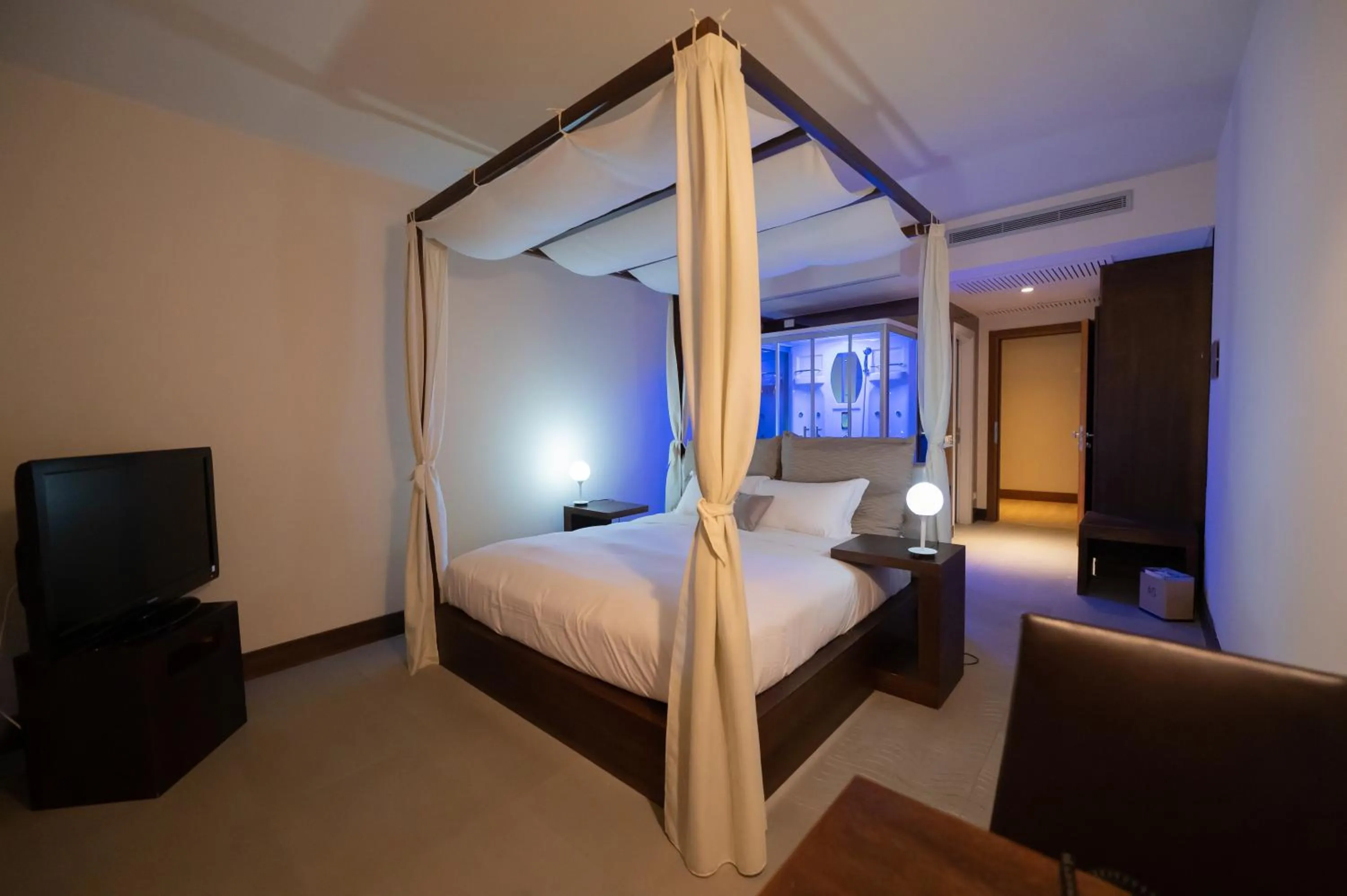 Bed in Main Palace Hotel