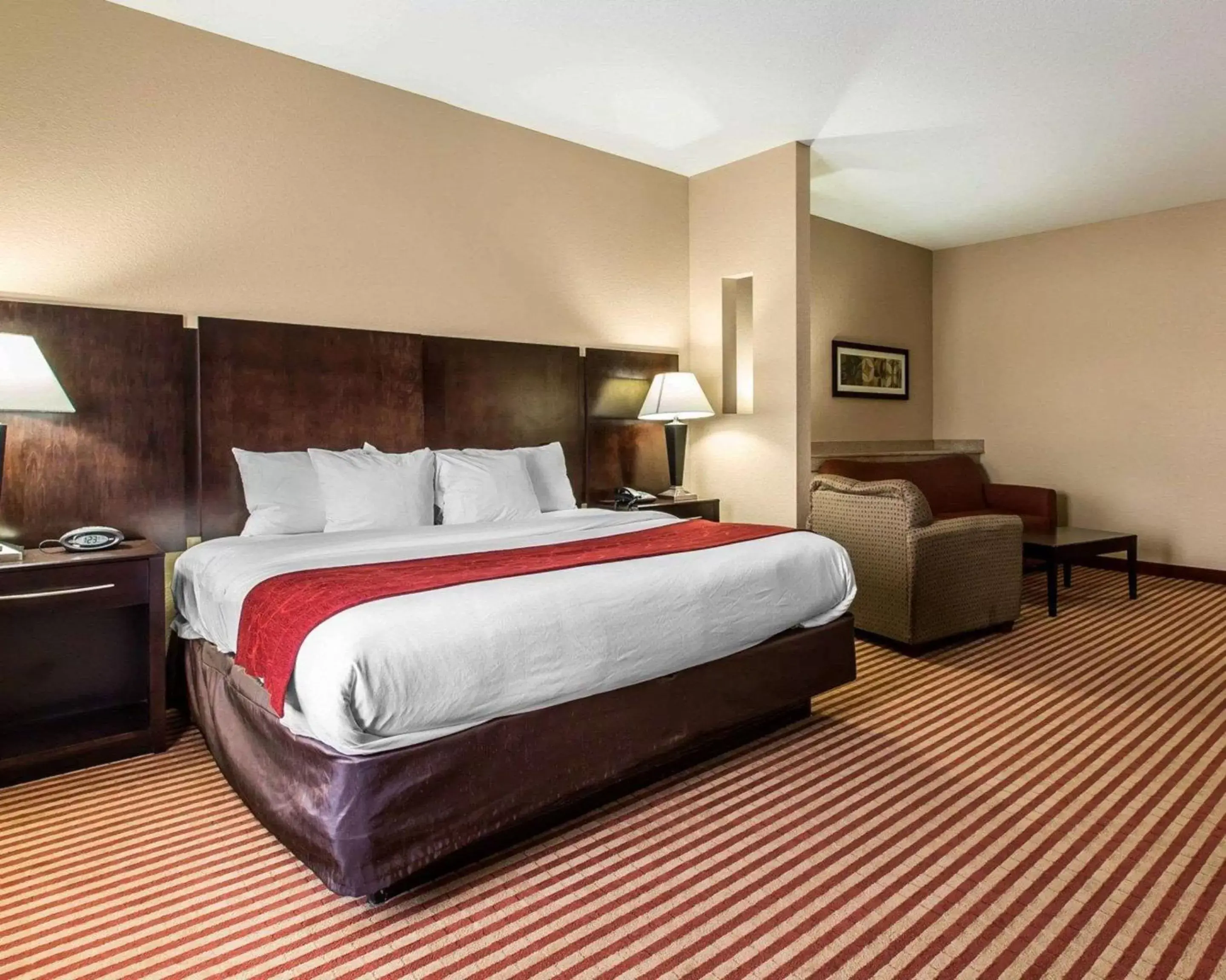 Photo of the whole room, Bed in Comfort Suites Waycross