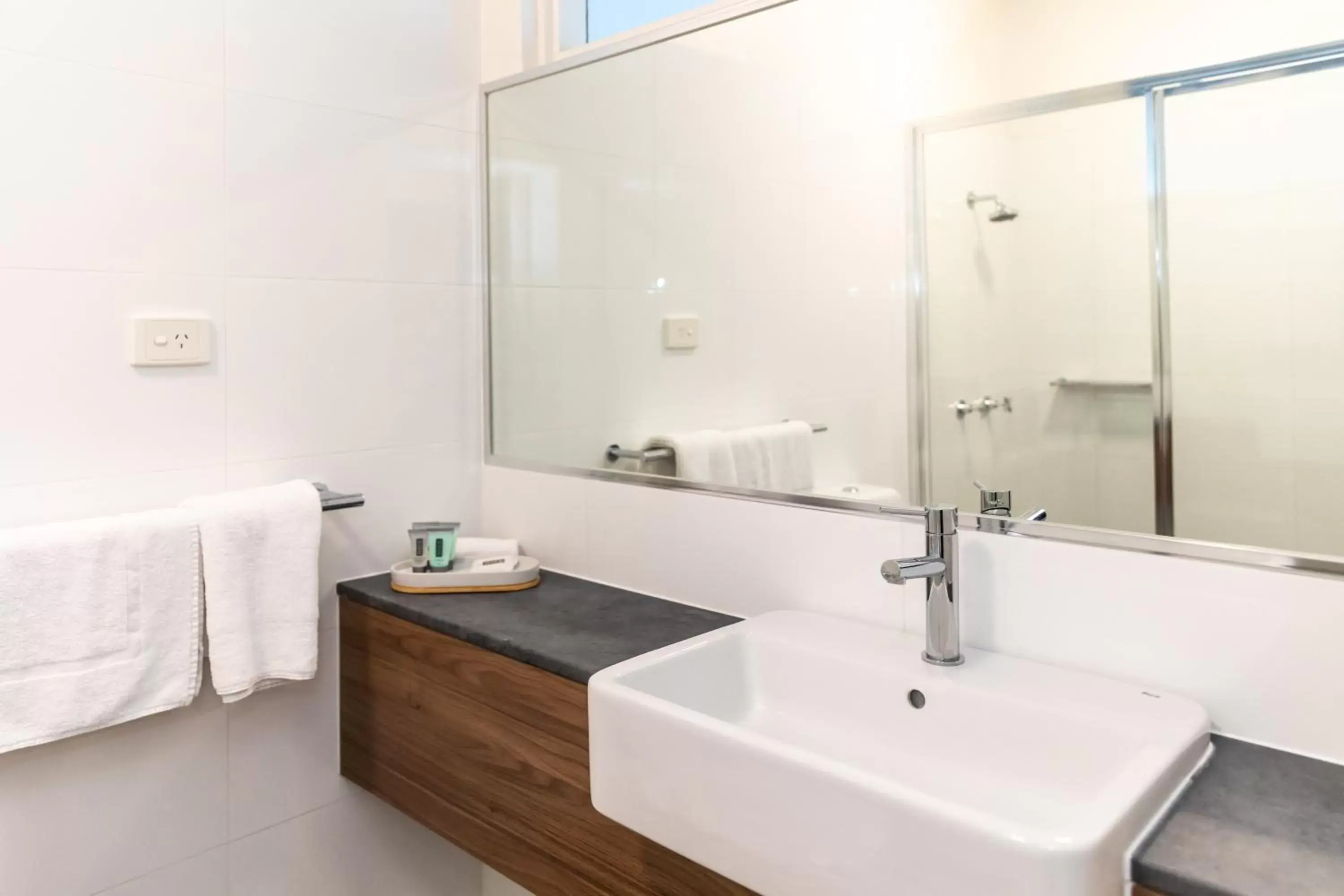 Bathroom in Salisbury Hotel Motel Bathroom in Salisbury Hotel Motel