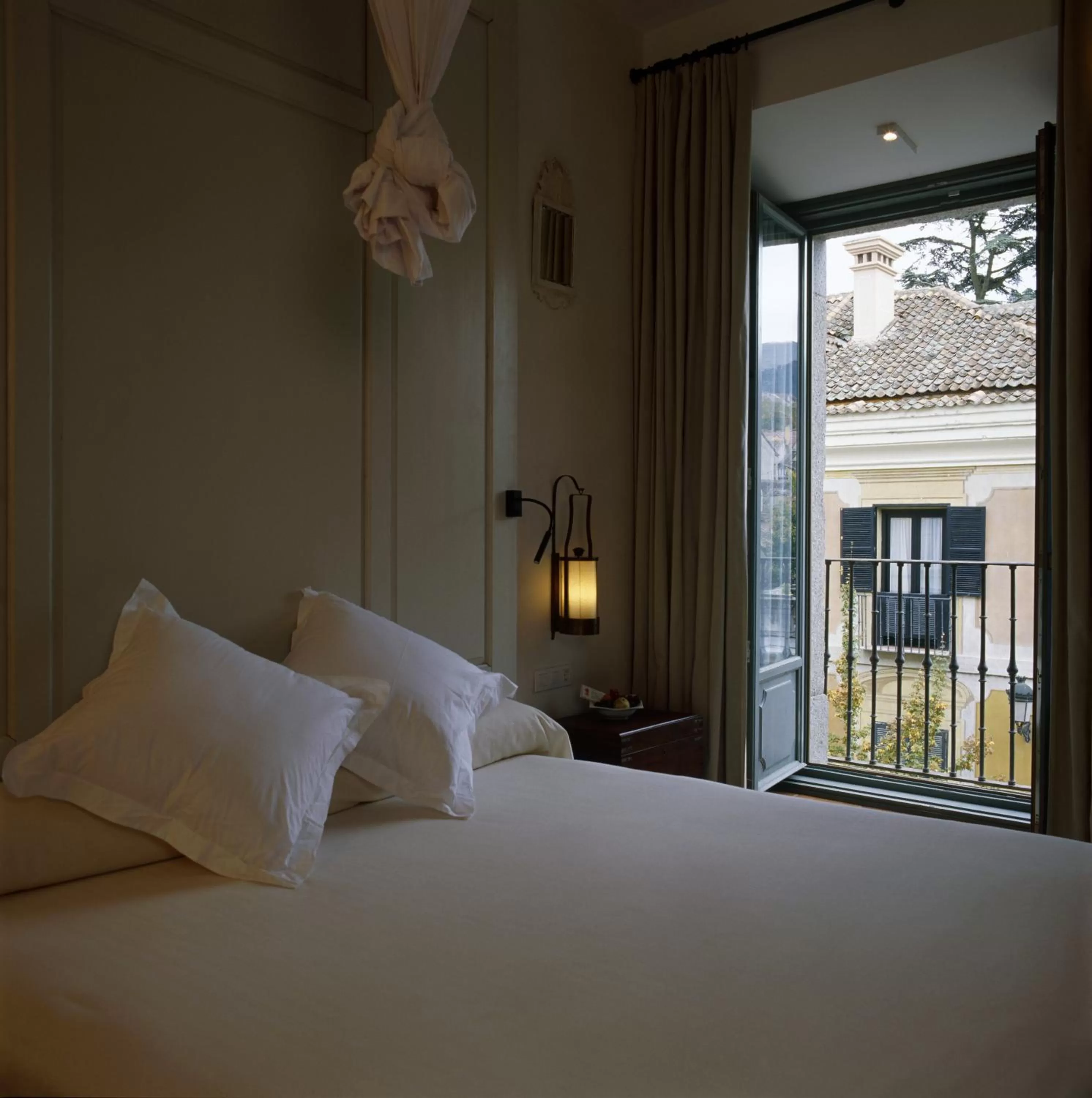 Photo of the whole room, Bed in Parador de La Granja