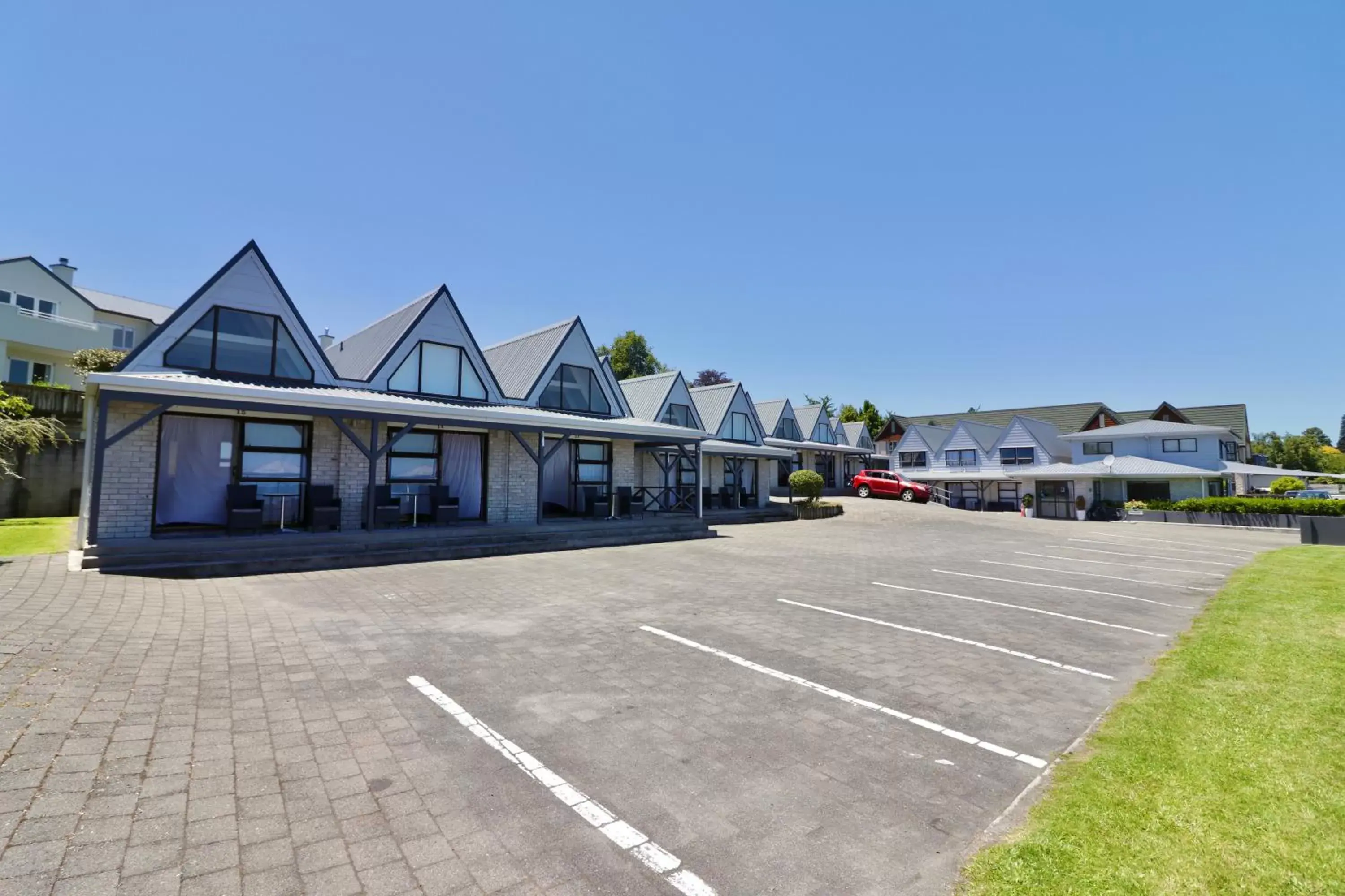 Property Building in Gables Lakefront Motel