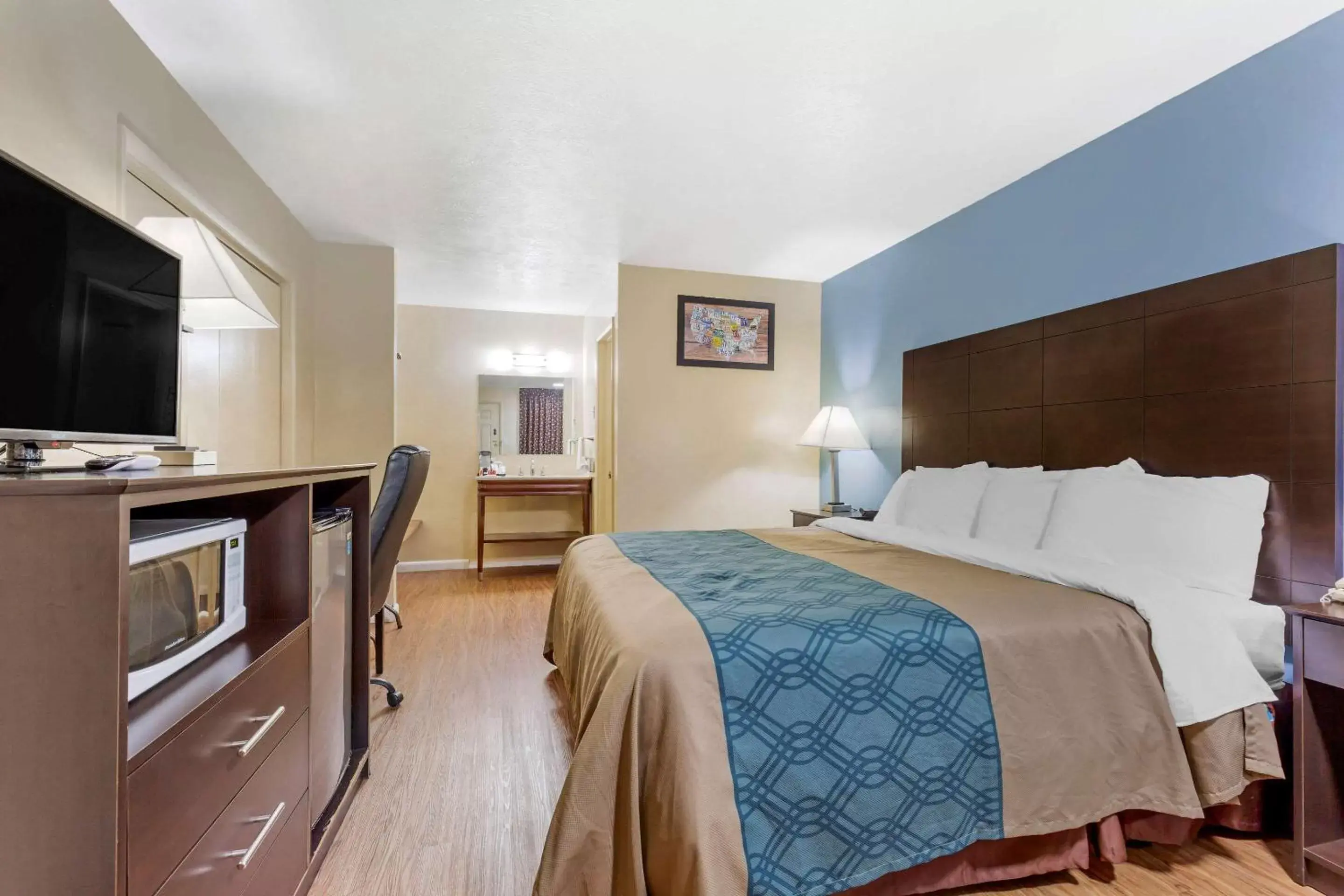 Photo of the whole room, Bed in Econo Lodge Woodstock - Shenandoah Valley I-81