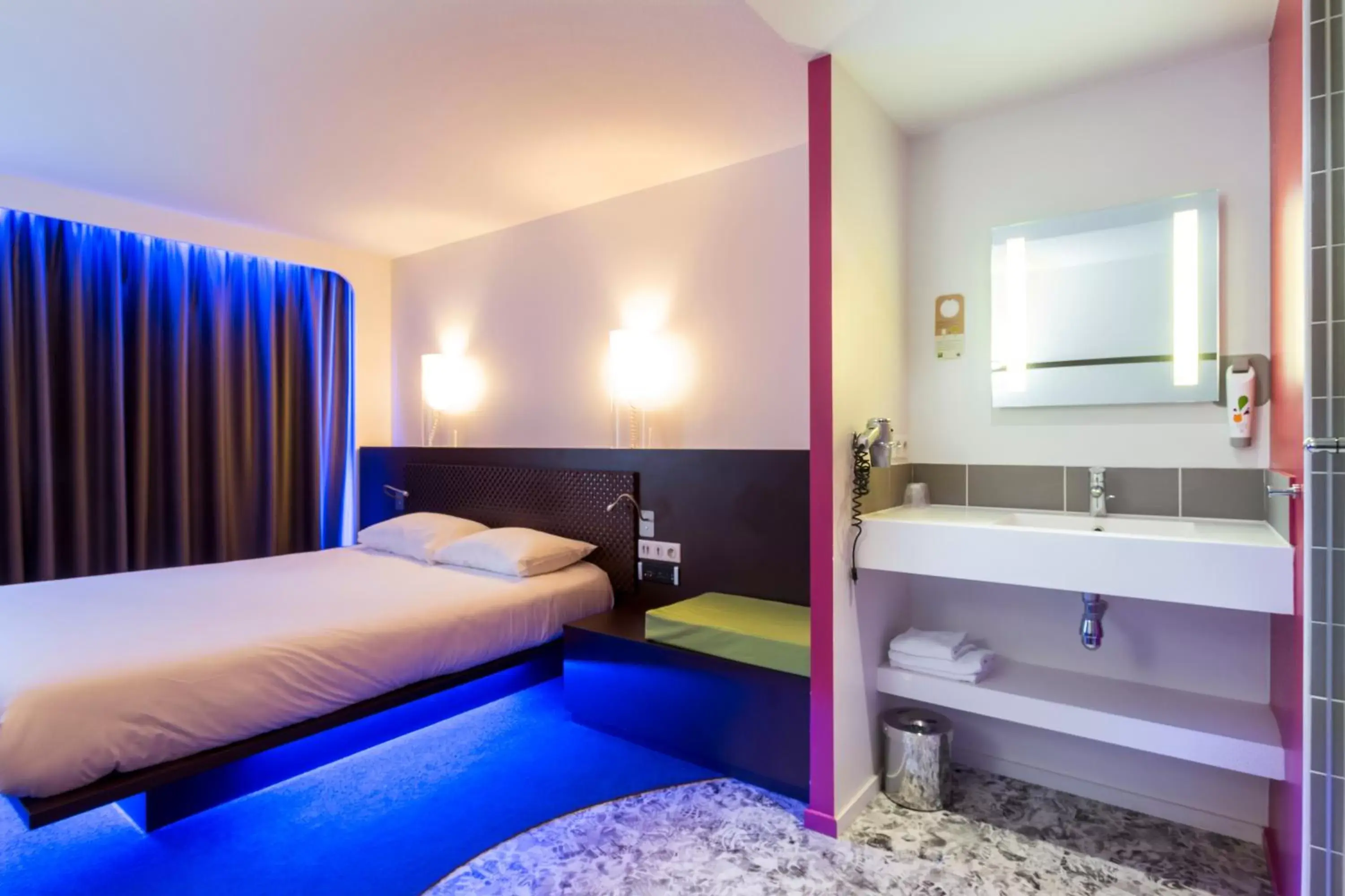 Photo of the whole room, Room Photo in ibis Styles Lorient Caudan