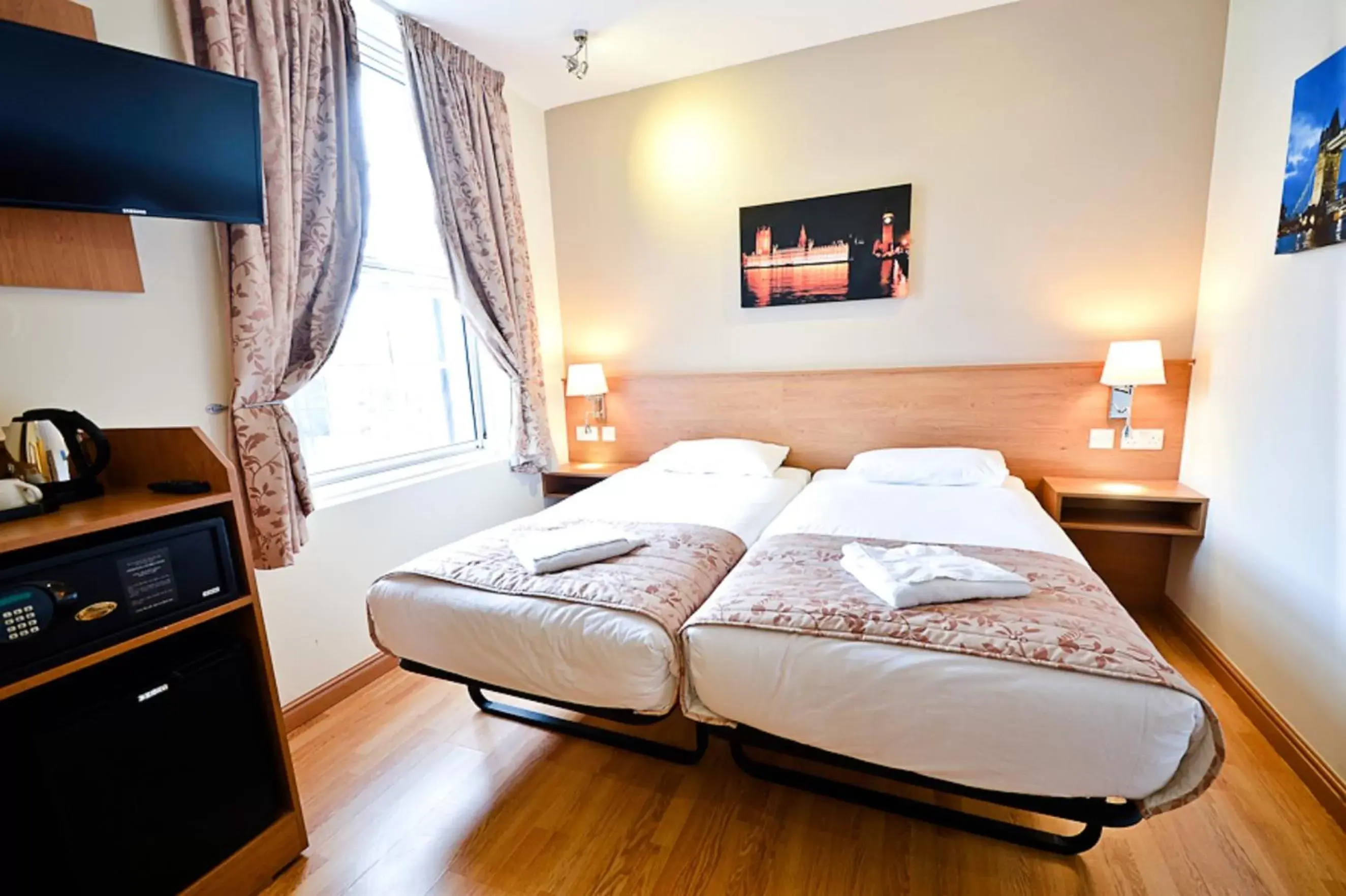Bedroom, Bed in Kings Cross Inn Hotel