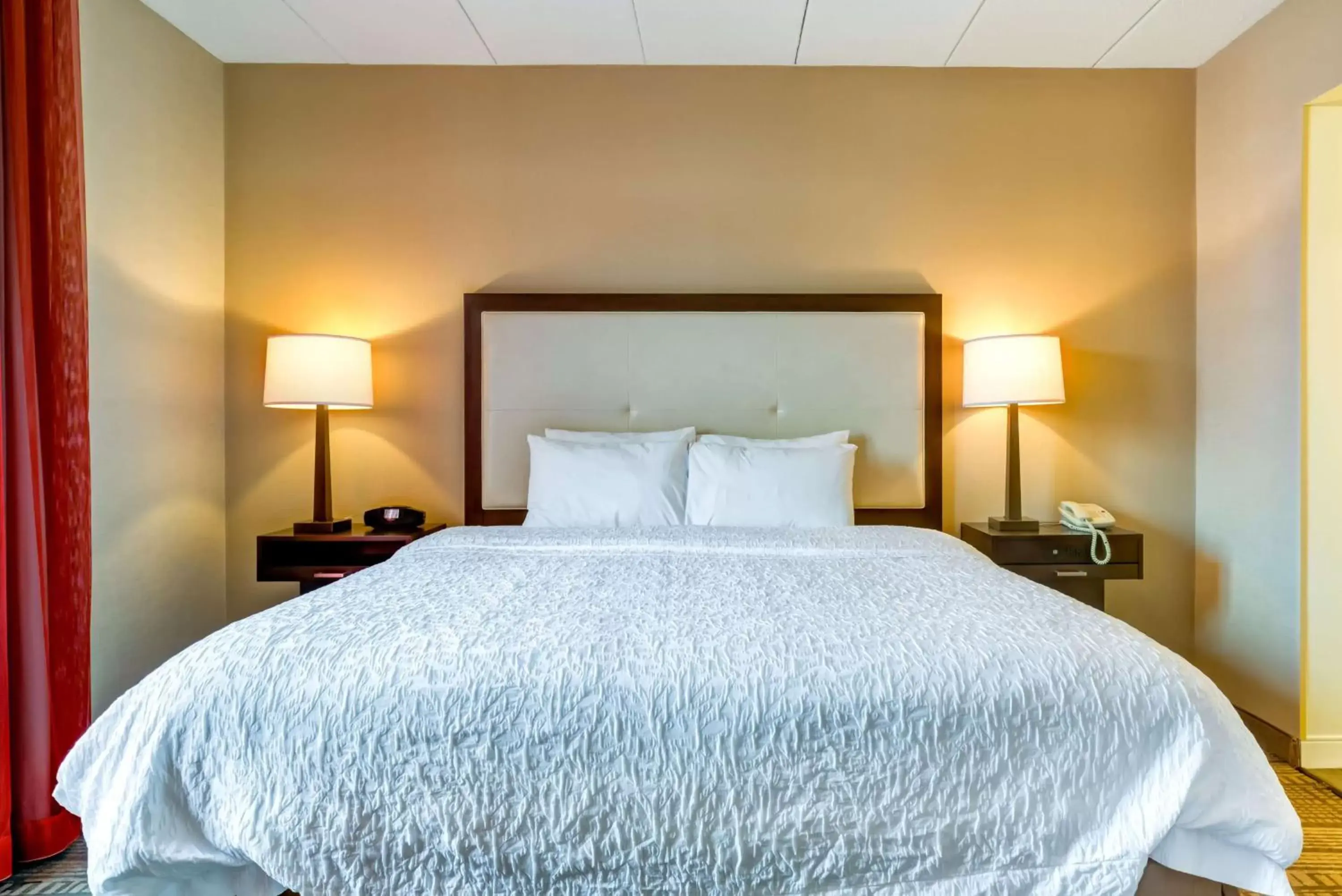 Bed in Hampton Inn Boston-Norwood Bed in Hampton Inn Boston-Norwood