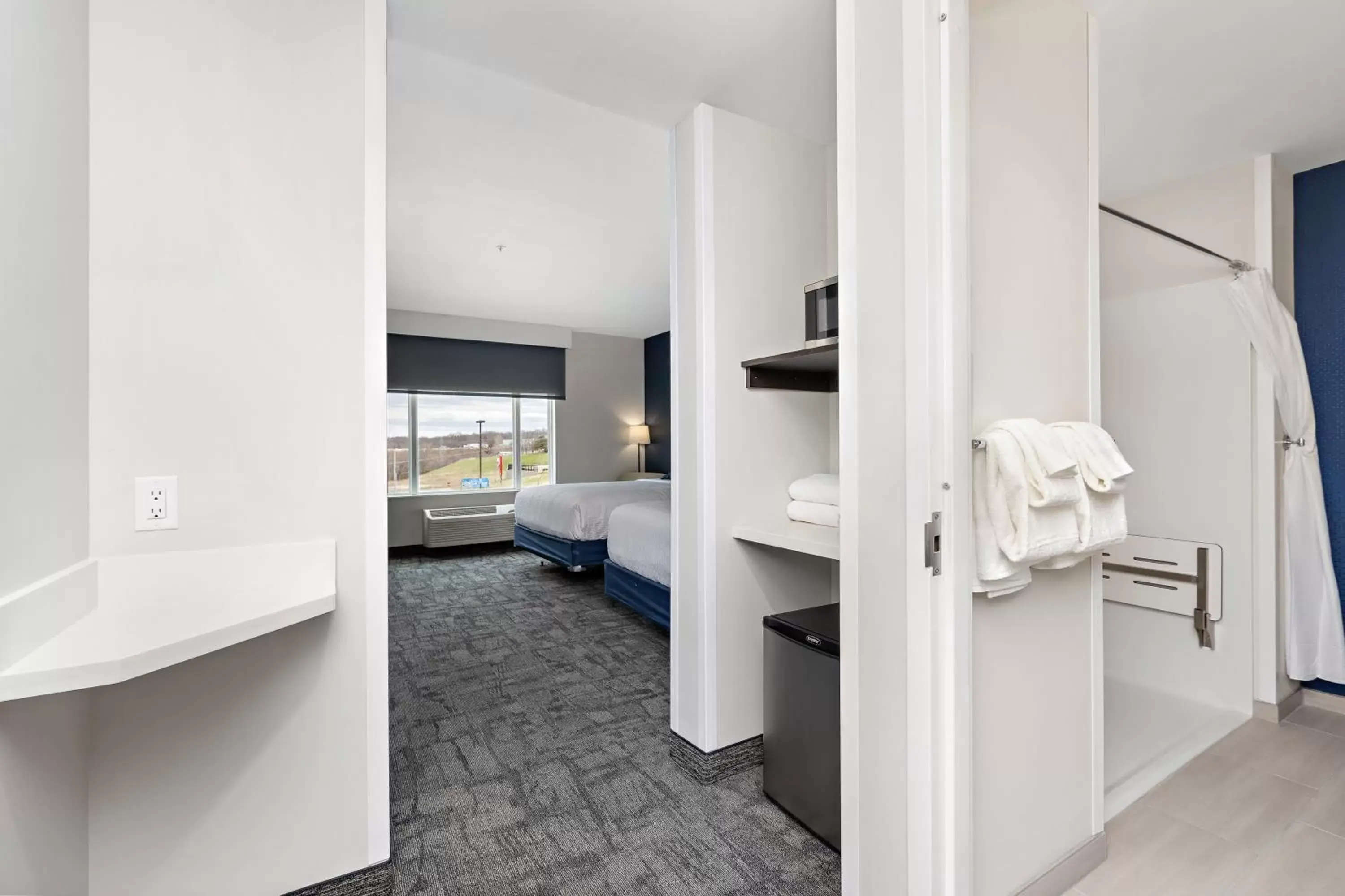 Bed, Bathroom in Holiday Inn Express Kansas City North Parkville, an IHG Hotel