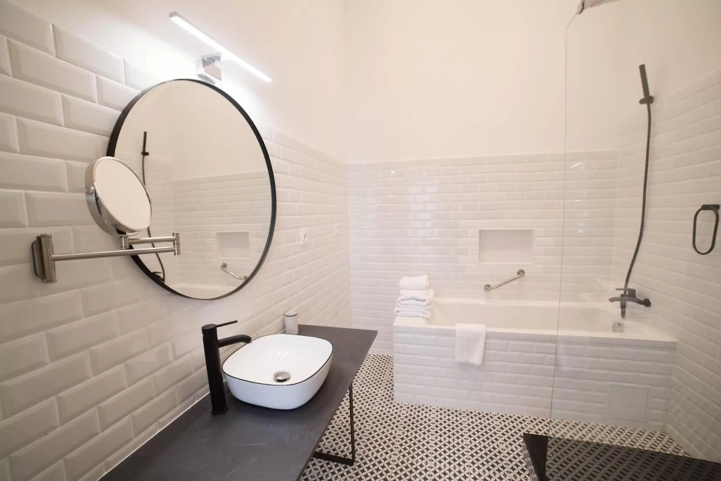 Bathroom in Hôtel d'Angleterre, Salon-de-Provence