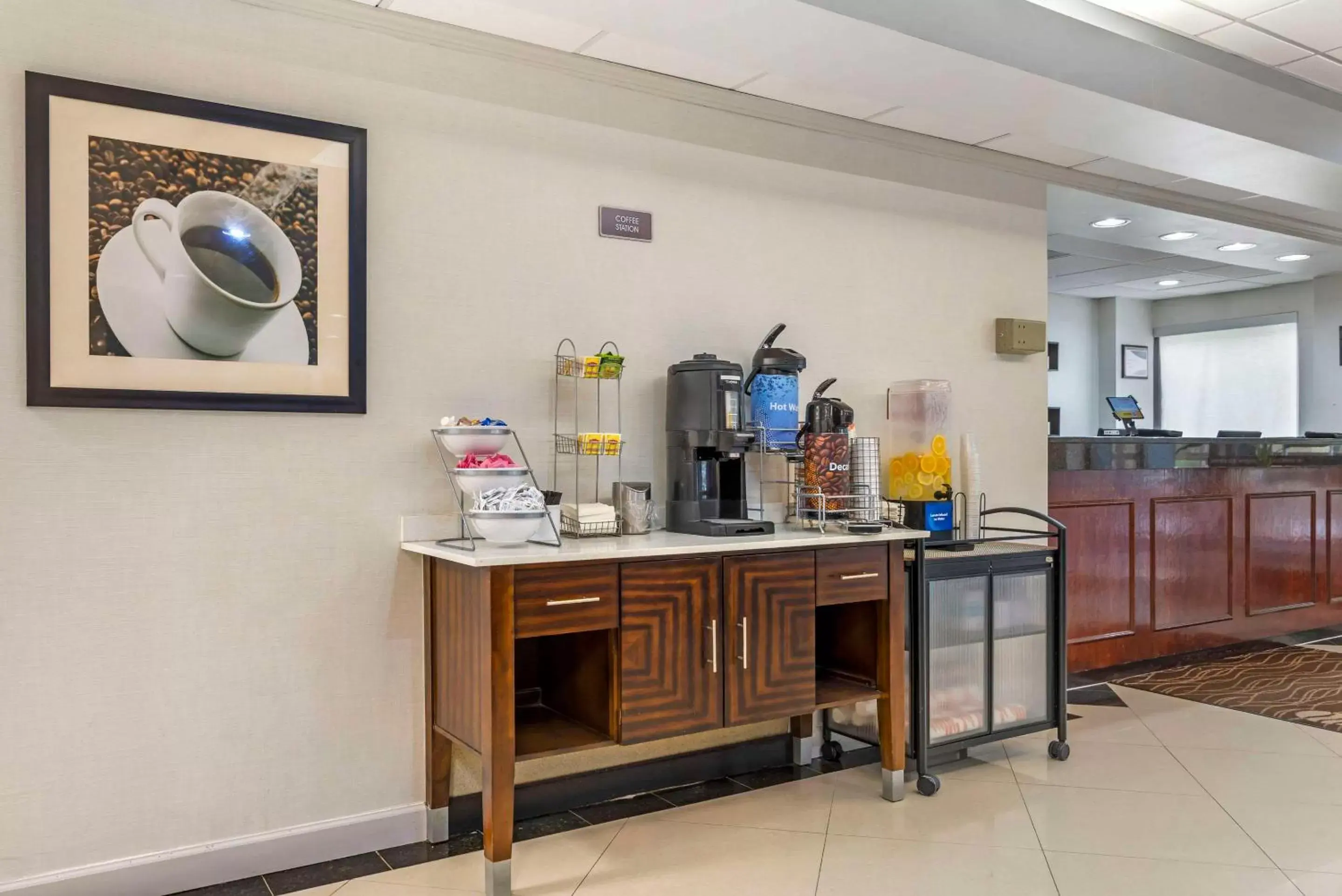 Lobby or reception, Kitchen/Kitchenette in Comfort Inn Alpharetta-Atlanta North