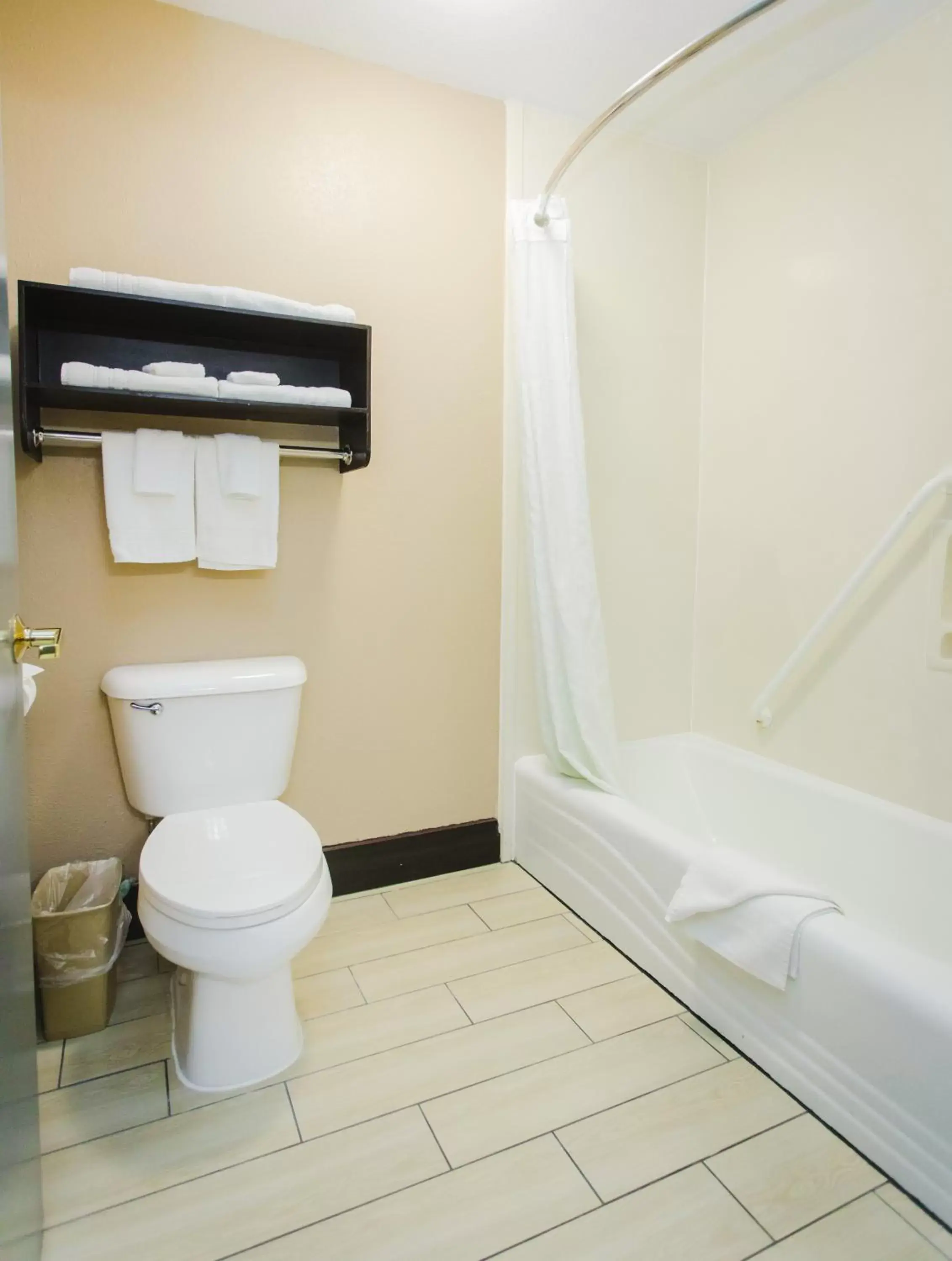 Bathroom in Days Inn by Wyndham Rosenberg