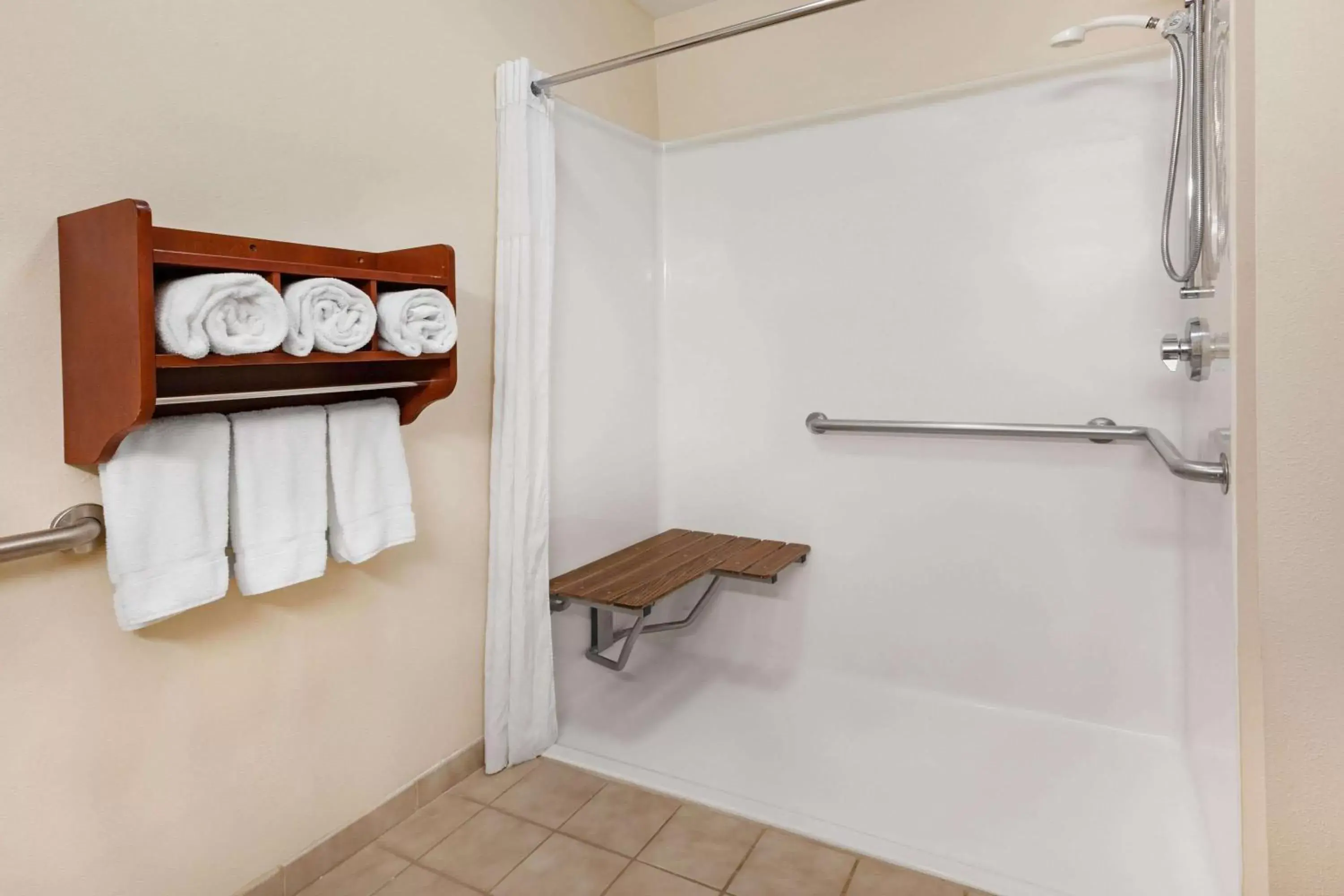 Shower, Bathroom in Days Inn by Wyndham Alta Vista