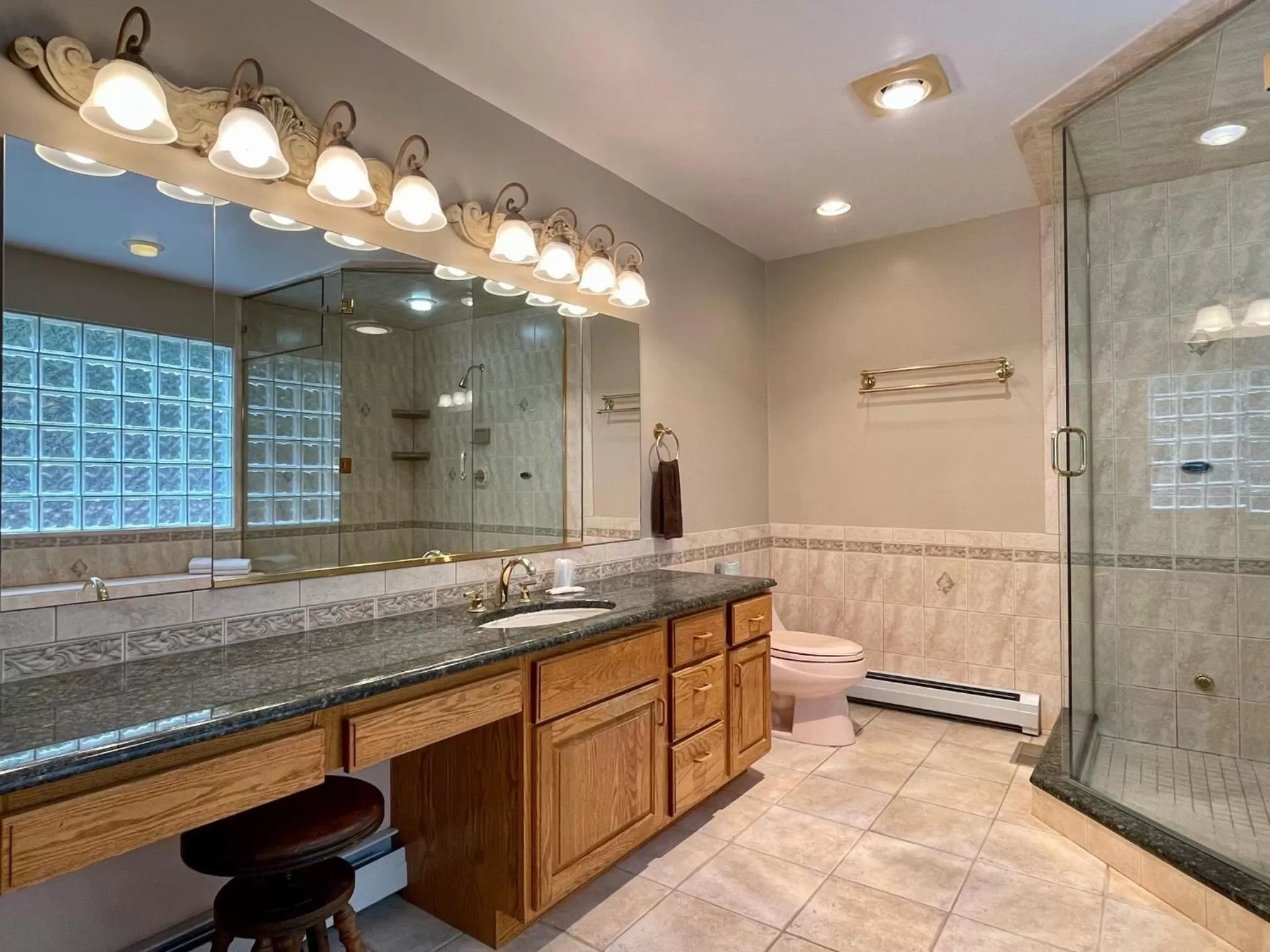 Bathroom in Hill View Motel and Cottages