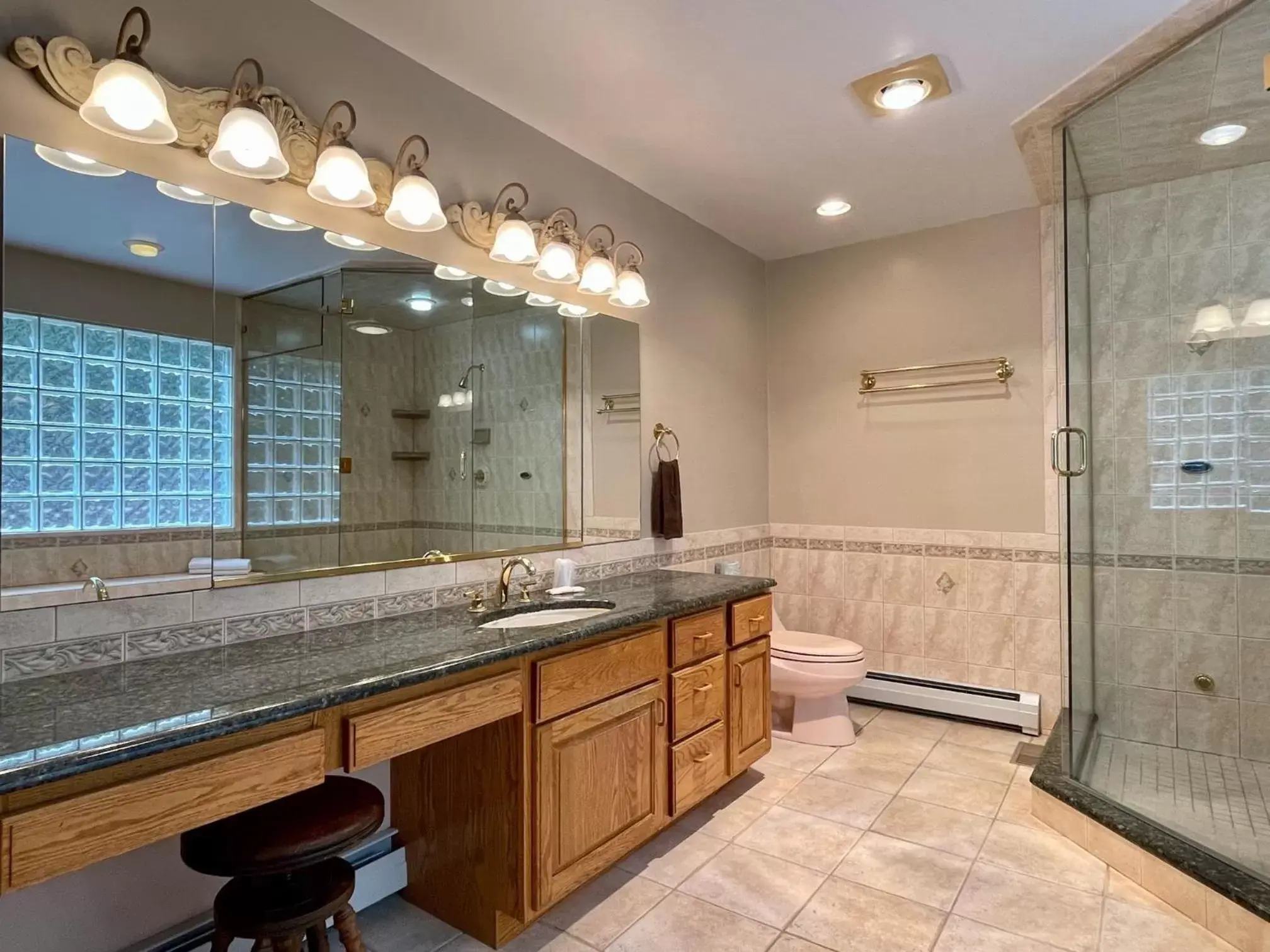 Bathroom in Hill View Motel and Cottages