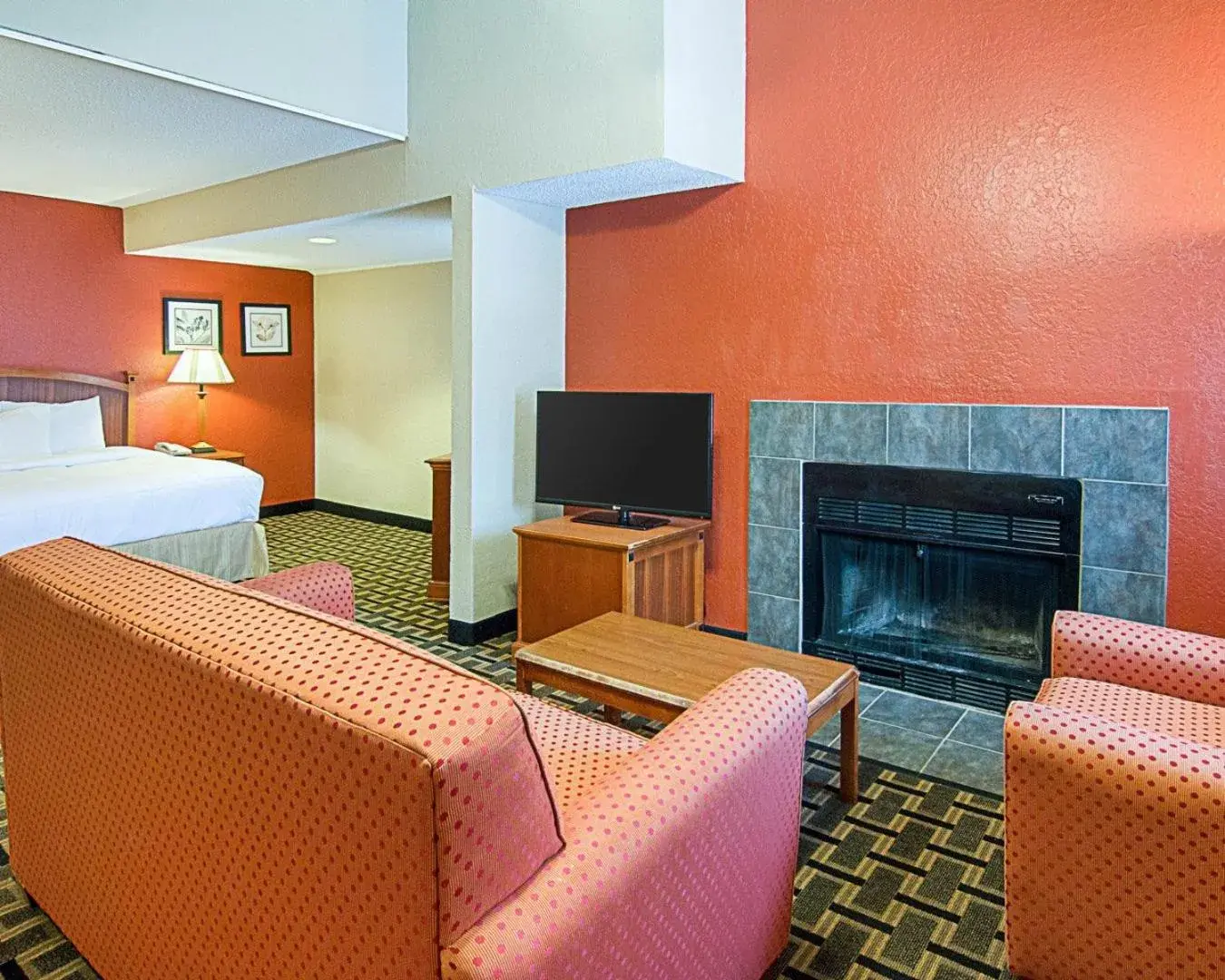 Seating area, TV/Entertainment Center in Extended Studio Suites Hotel- Bossier City