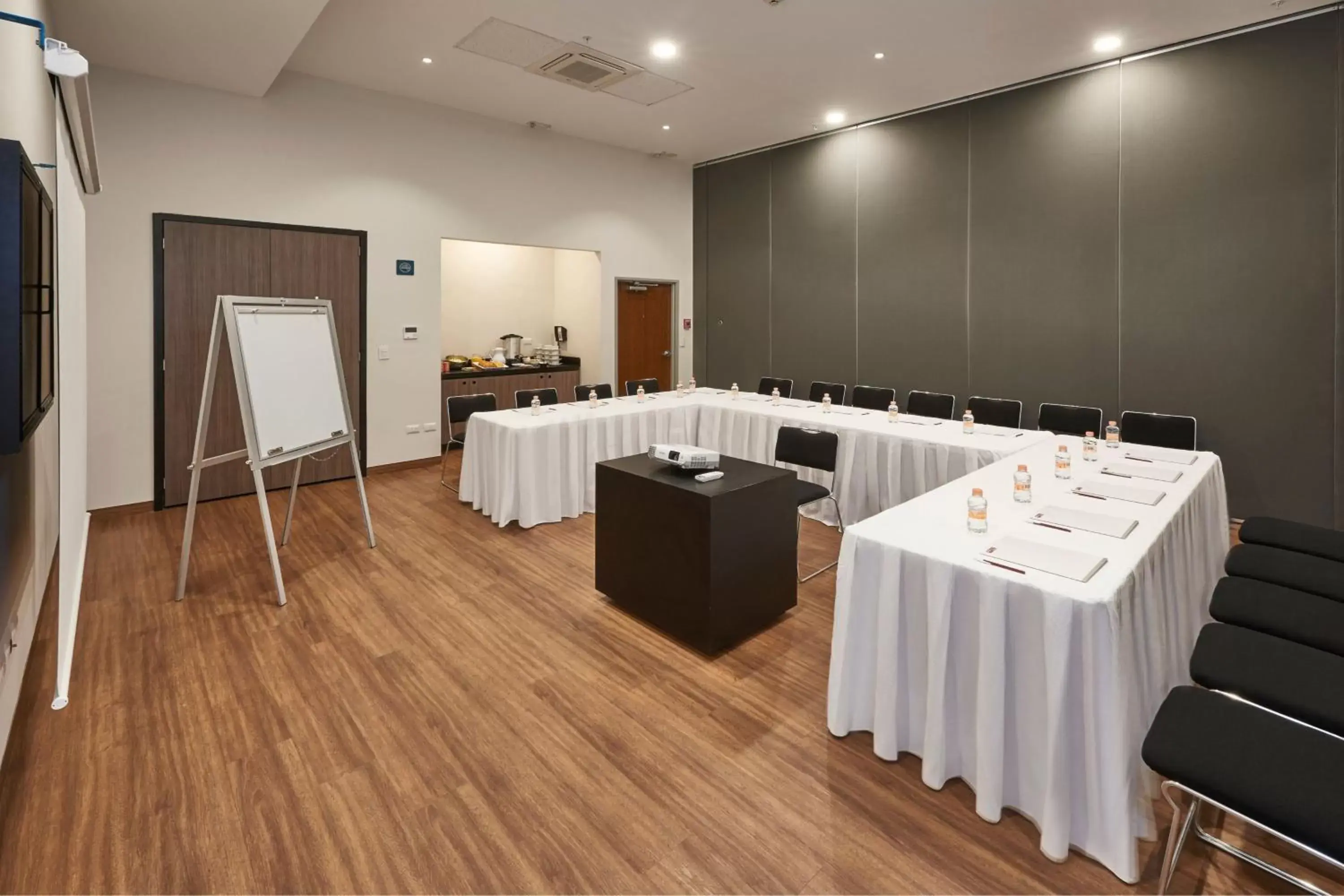 Meeting/conference room in City Express Suites by Marriott Tijuana Rio