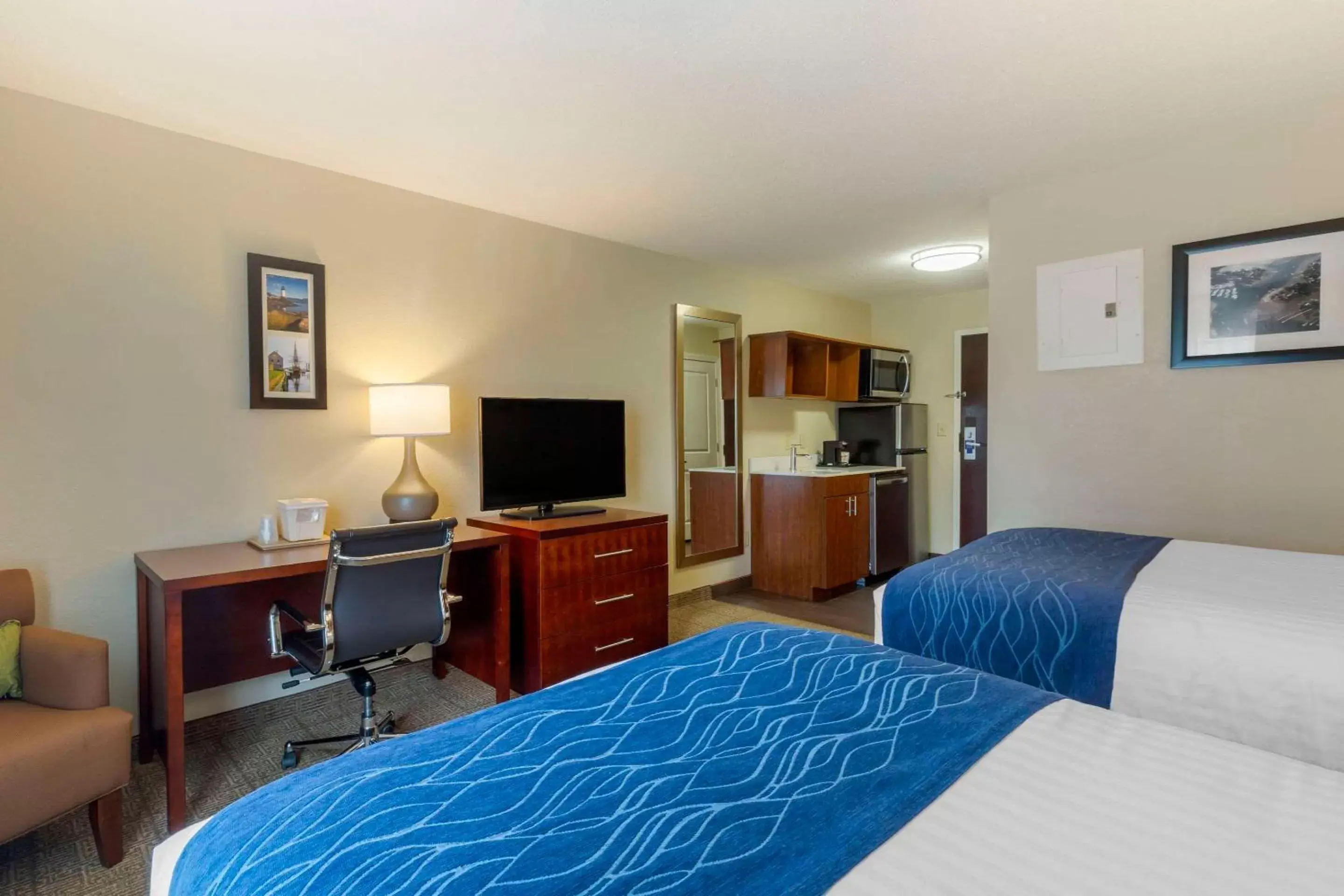 Bedroom, TV/Entertainment Center in Comfort Inn Danvers - Boston North Shore