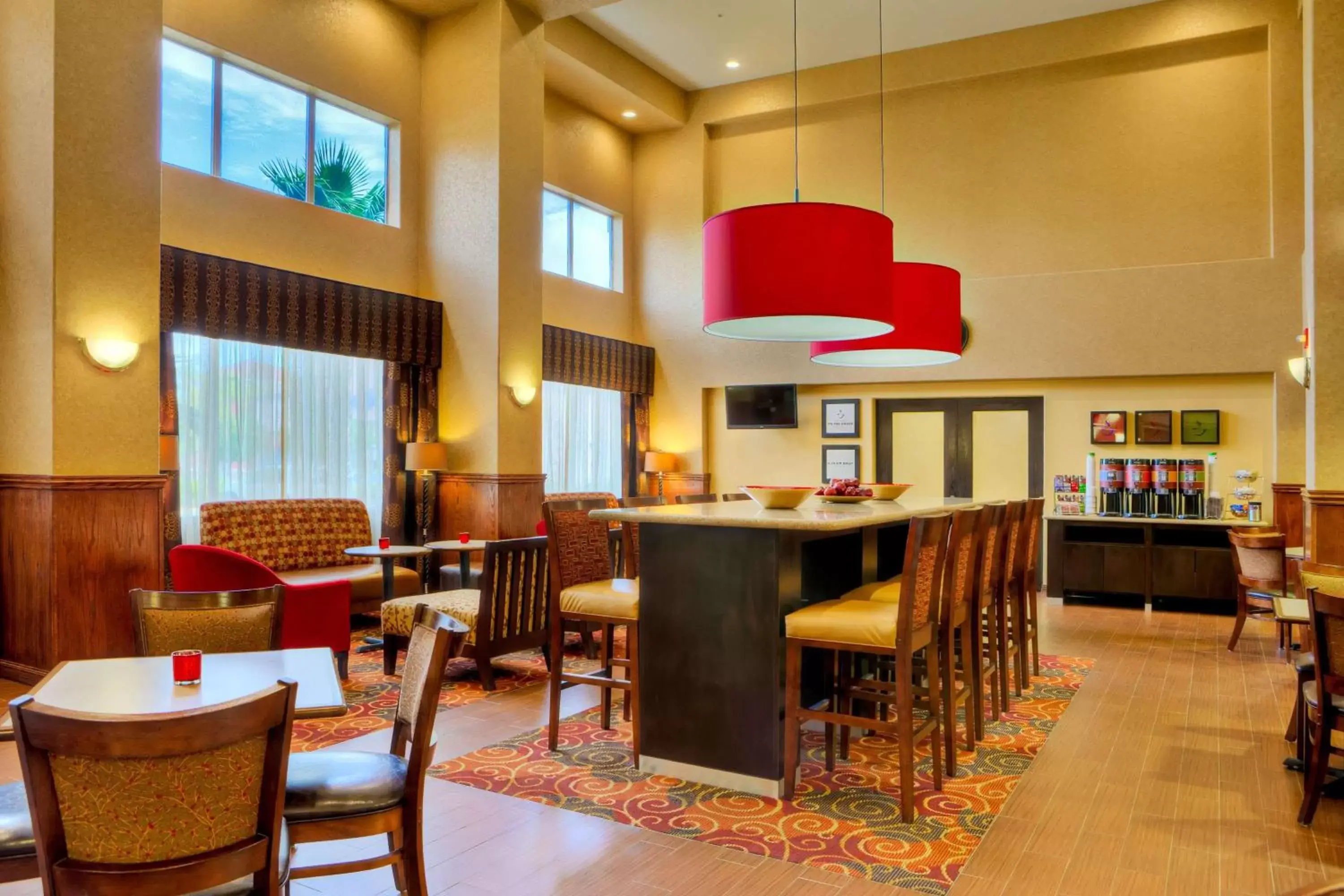 Breakfast, Lounge/Bar in Hampton Inn & Suites Palmdale