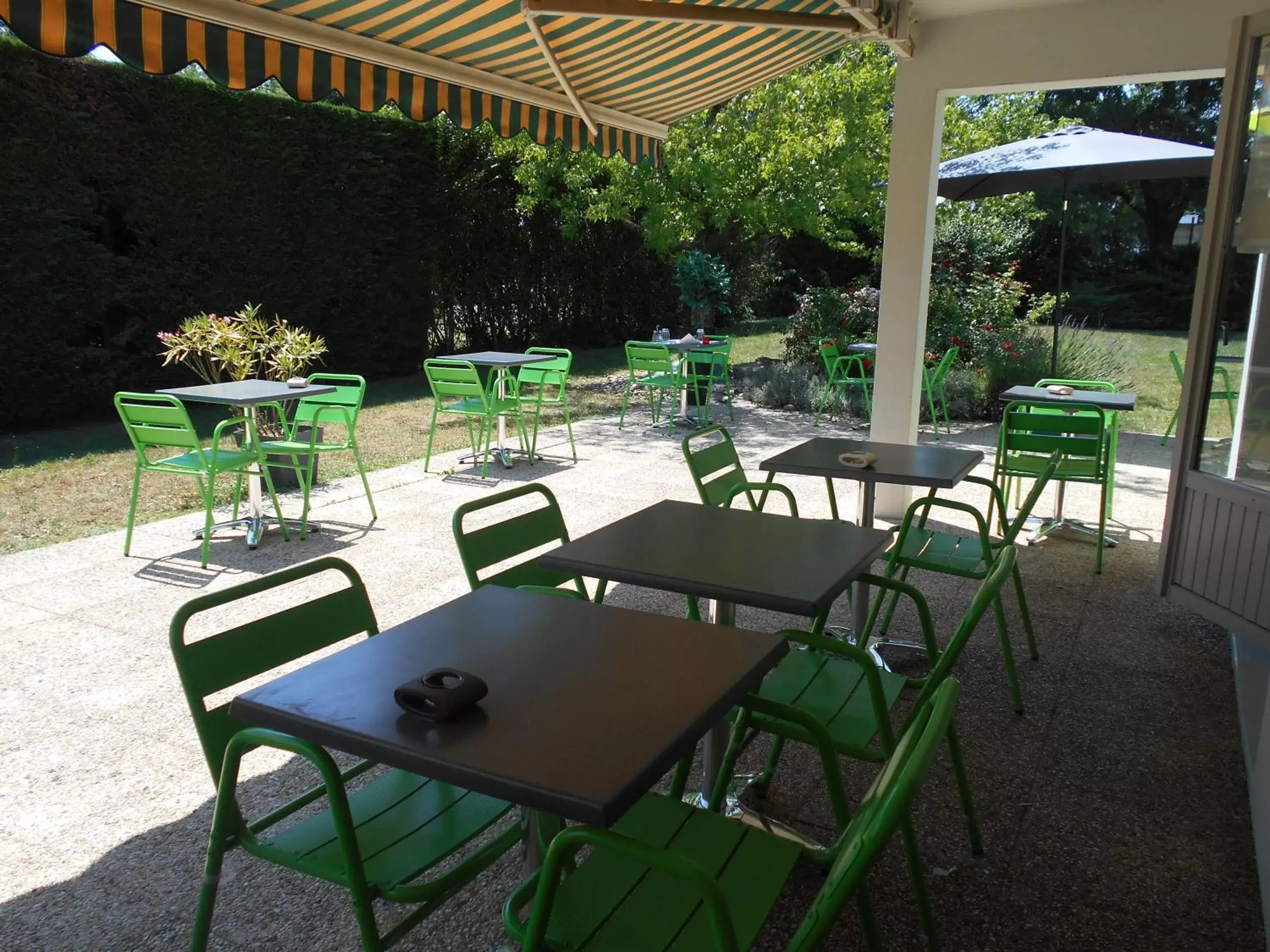 Balcony/Terrace, Restaurant/Places to Eat in Campanile Bourg-En-Bresse ~ Viriat