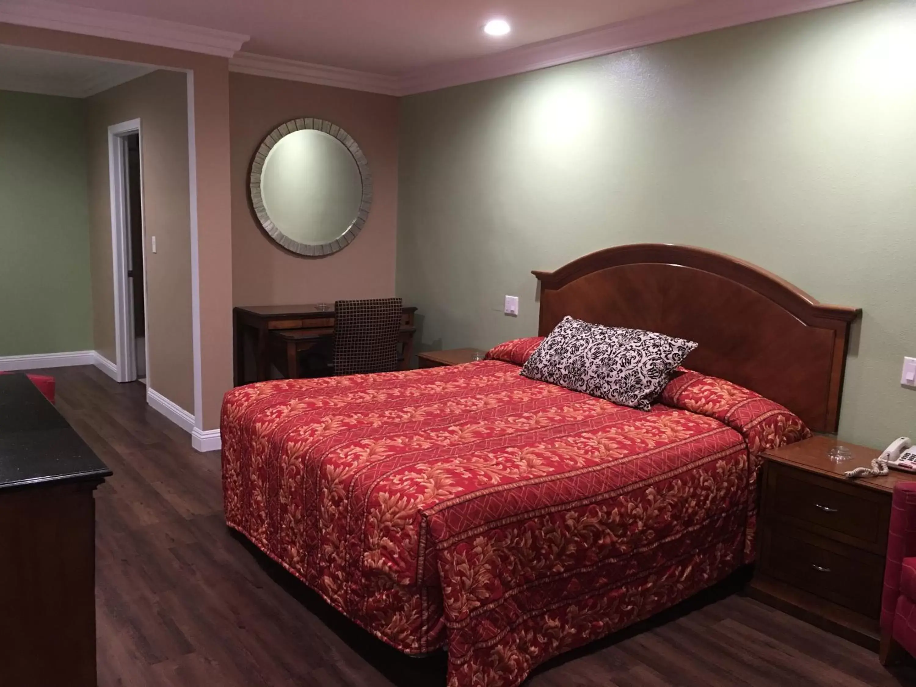 Bedroom, Bed in American Inn & Suites LAX Airport