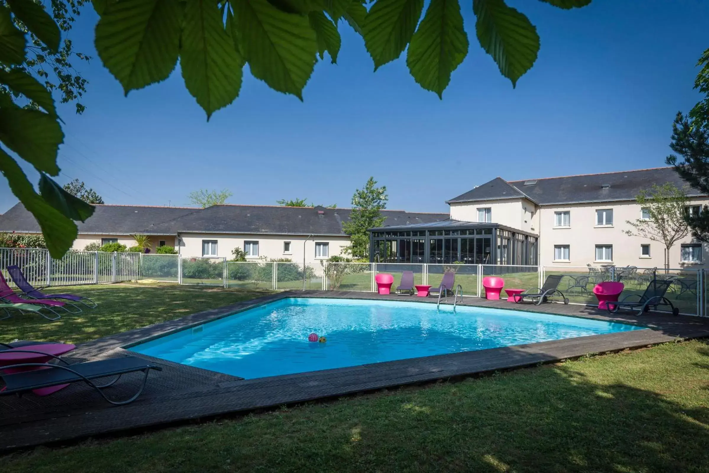 Garden, Swimming Pool in The Originals City, Hôtel La Saulaie, Saumur Ouest (Inter-Hotel)