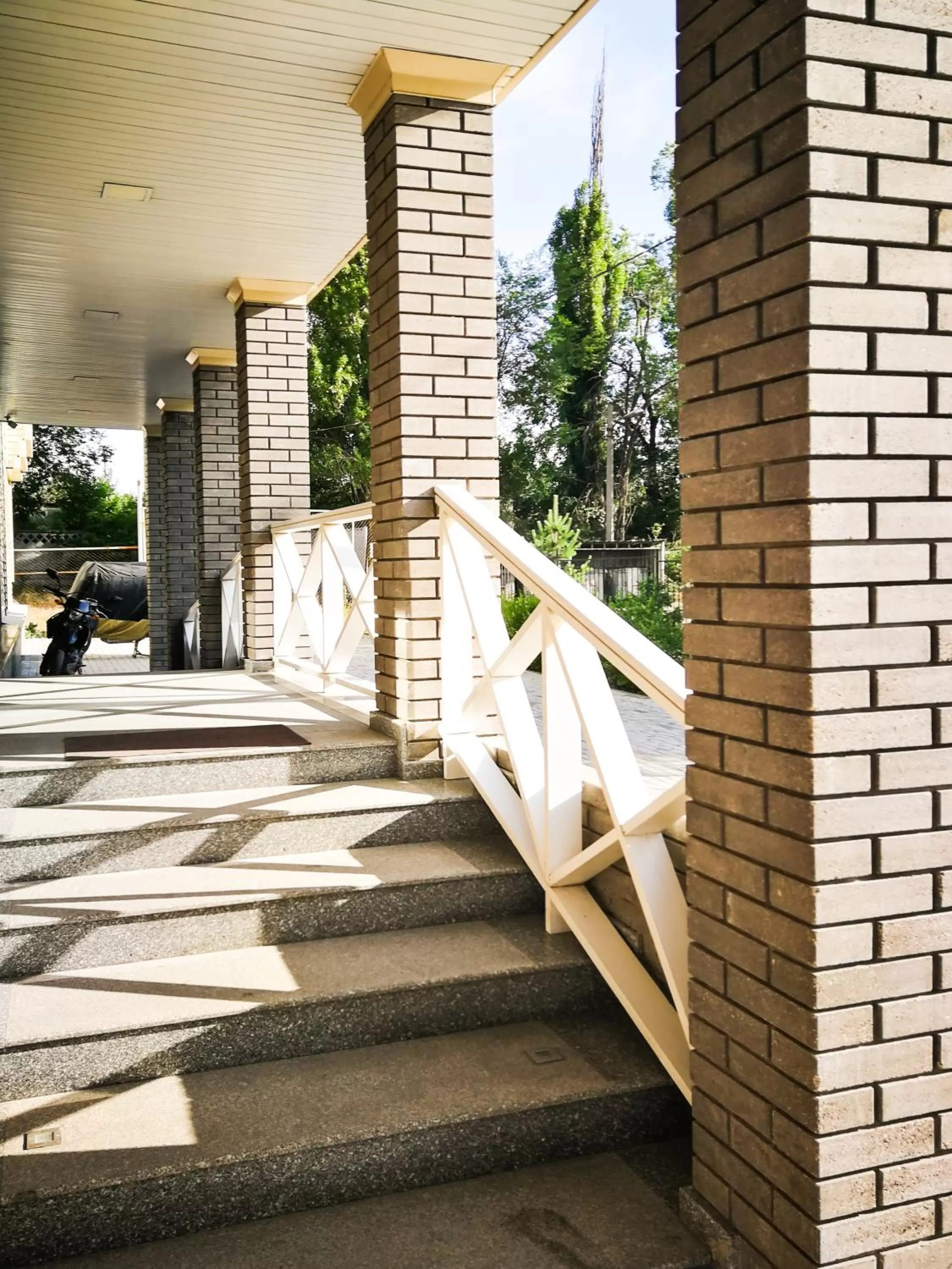 Facade/entrance in Salut Hotel