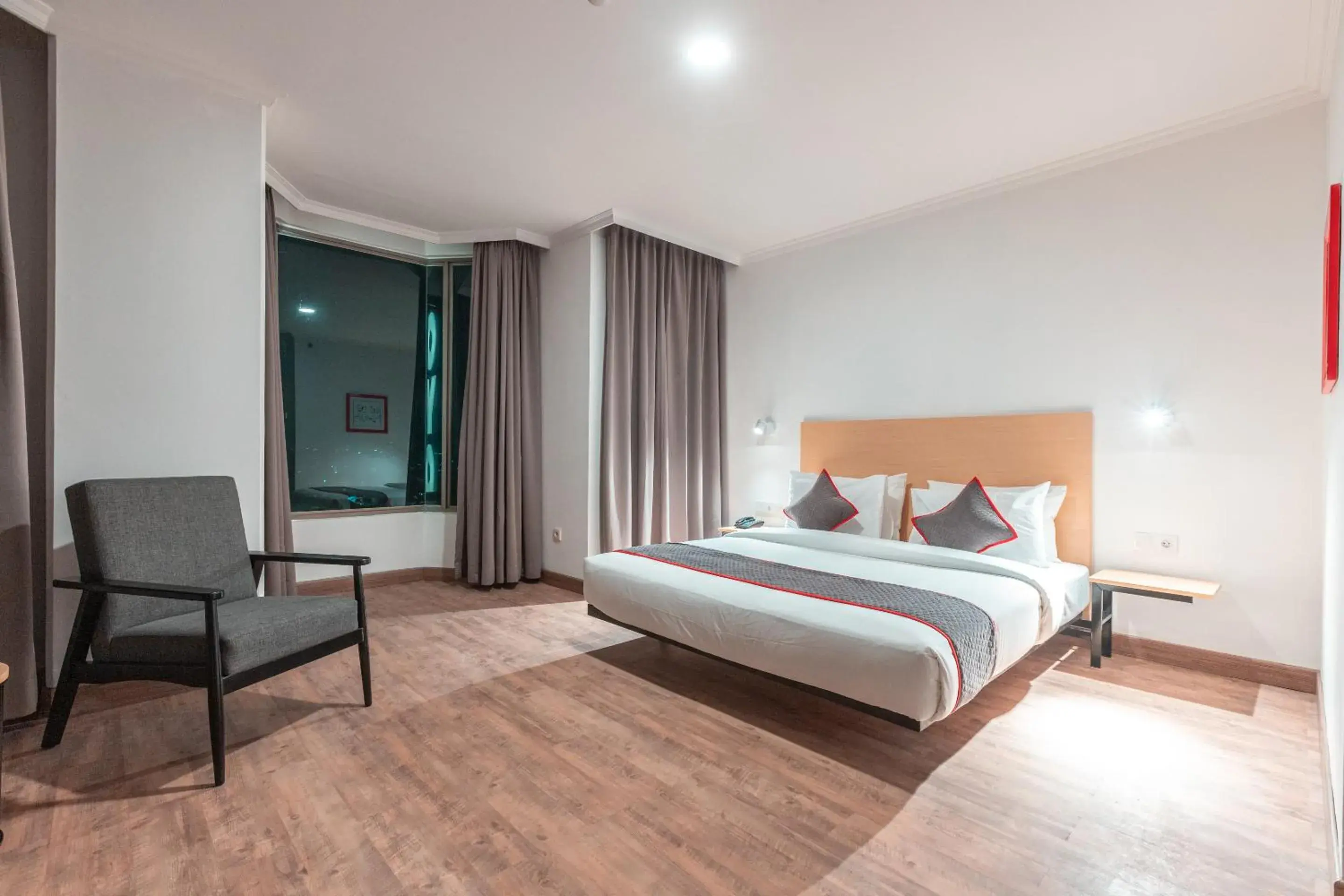 Photo of the whole room, Bed in OYO Townhouse 2 Hotel Gunung Sahari
