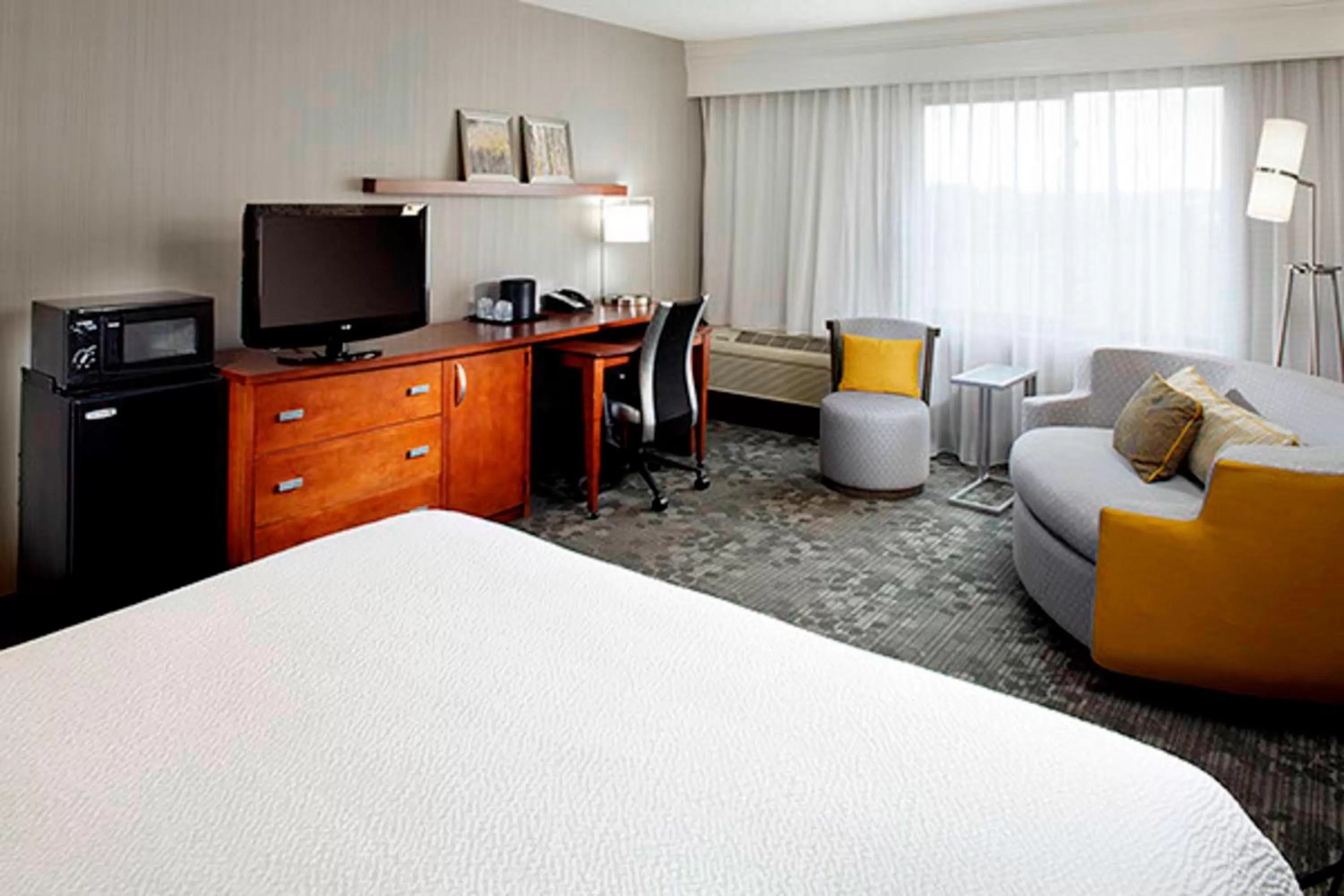 Bed in Courtyard by Marriott Akron Stow