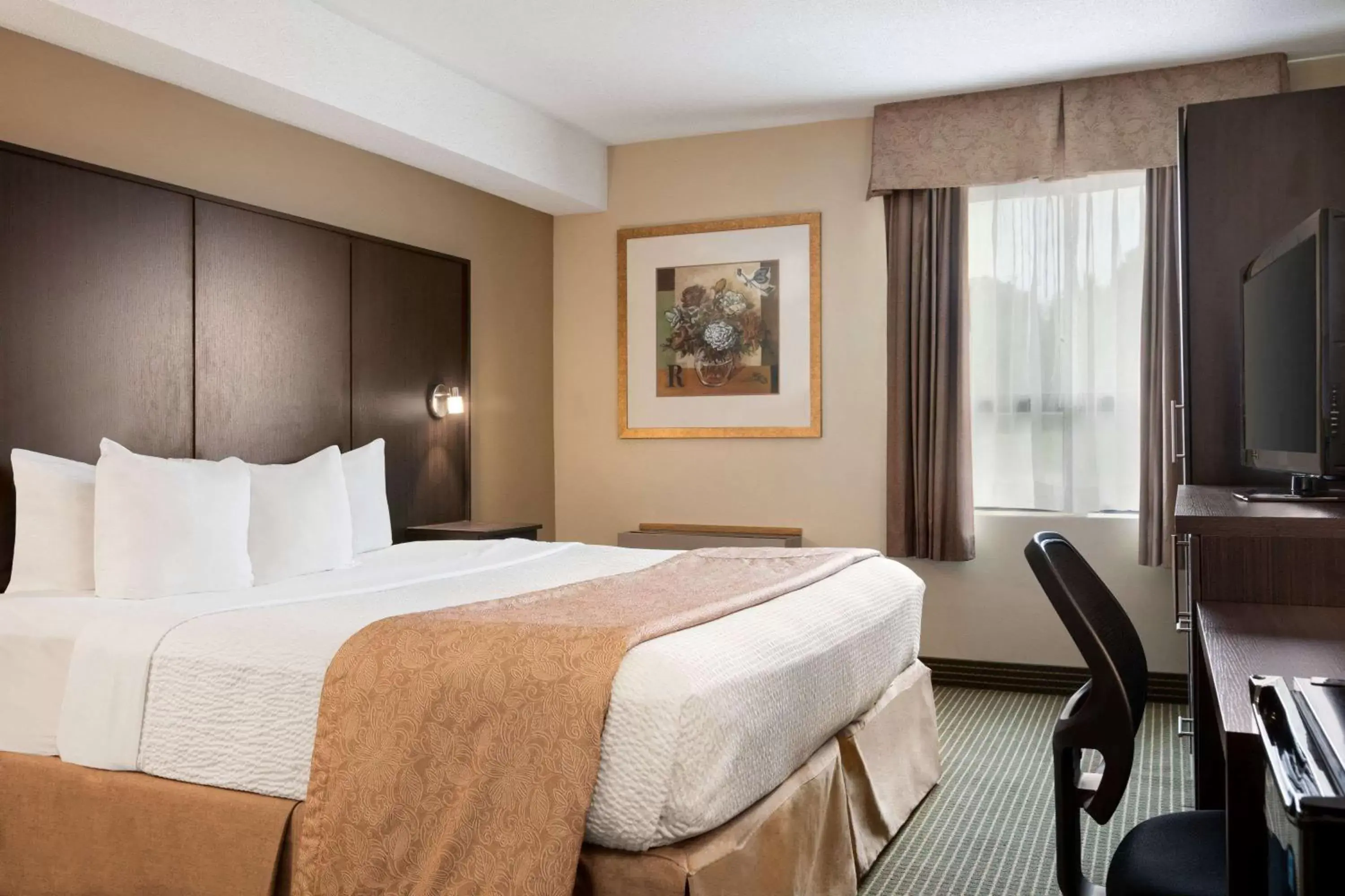 Photo of the whole room, Bed in Days Inn by Wyndham Renfrew Conference Centre