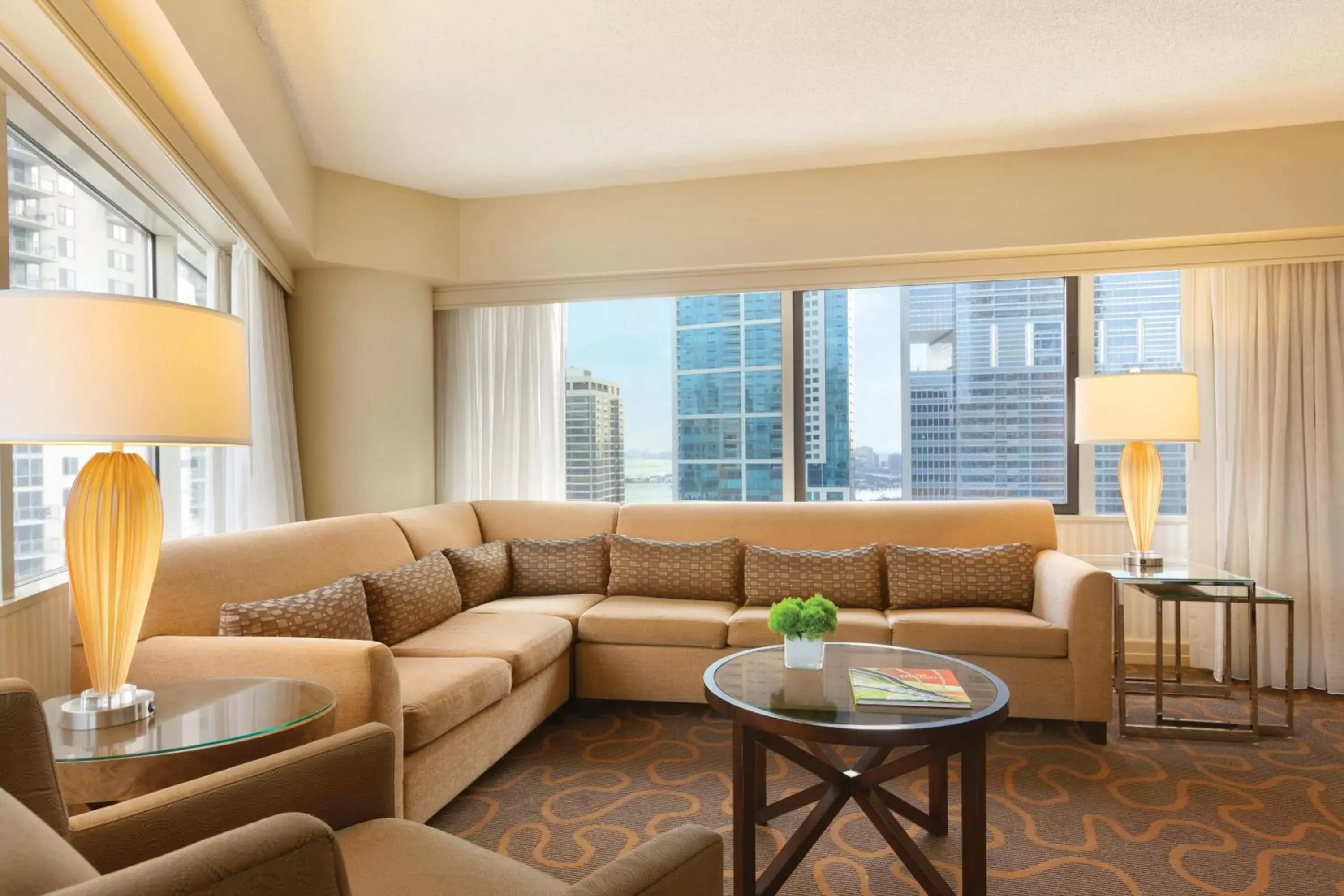Living room, Seating Area in Swissotel Chicago