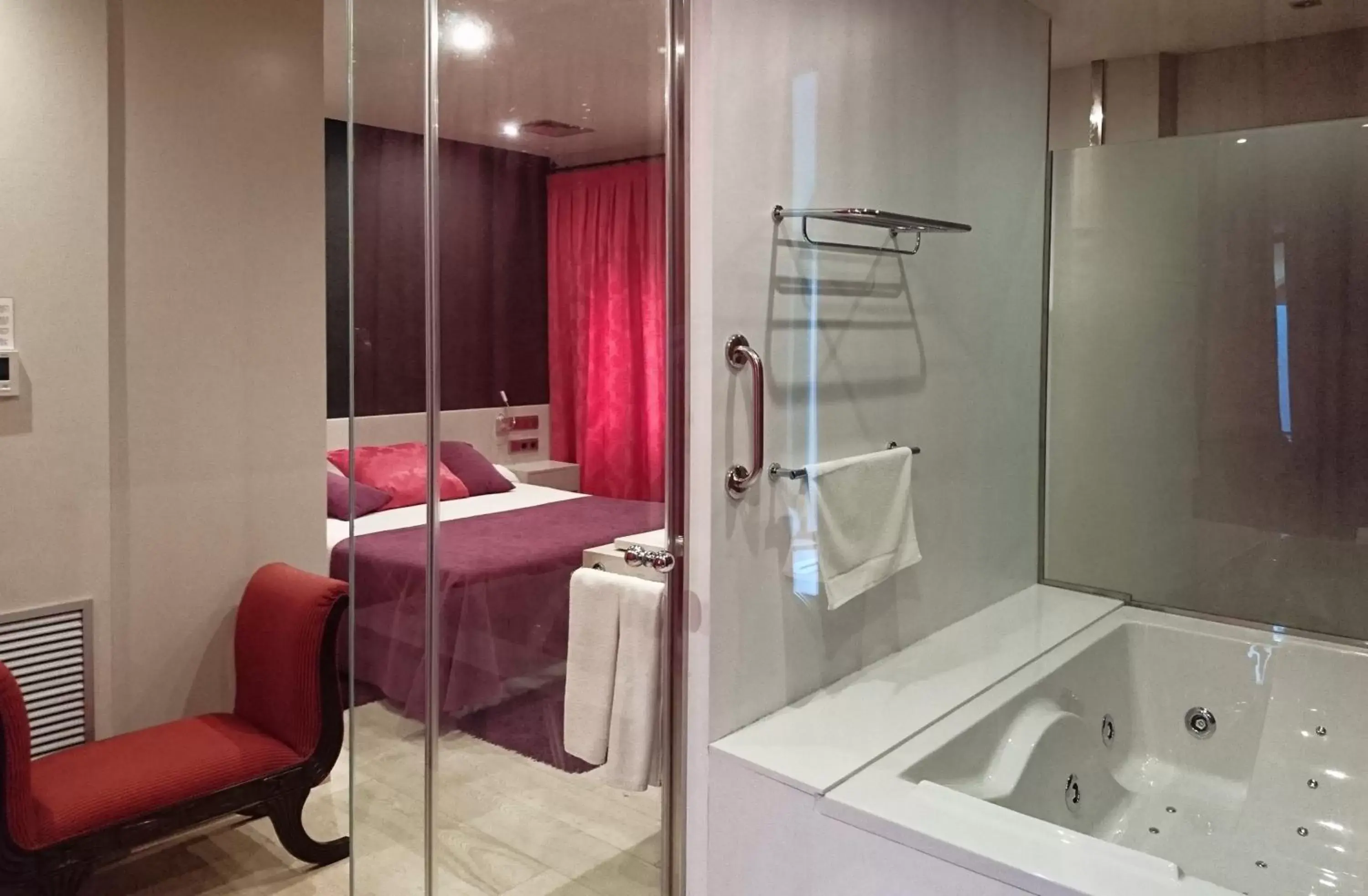 Bed, Bathroom in RVHotels Hotel Palau Lo Mirador