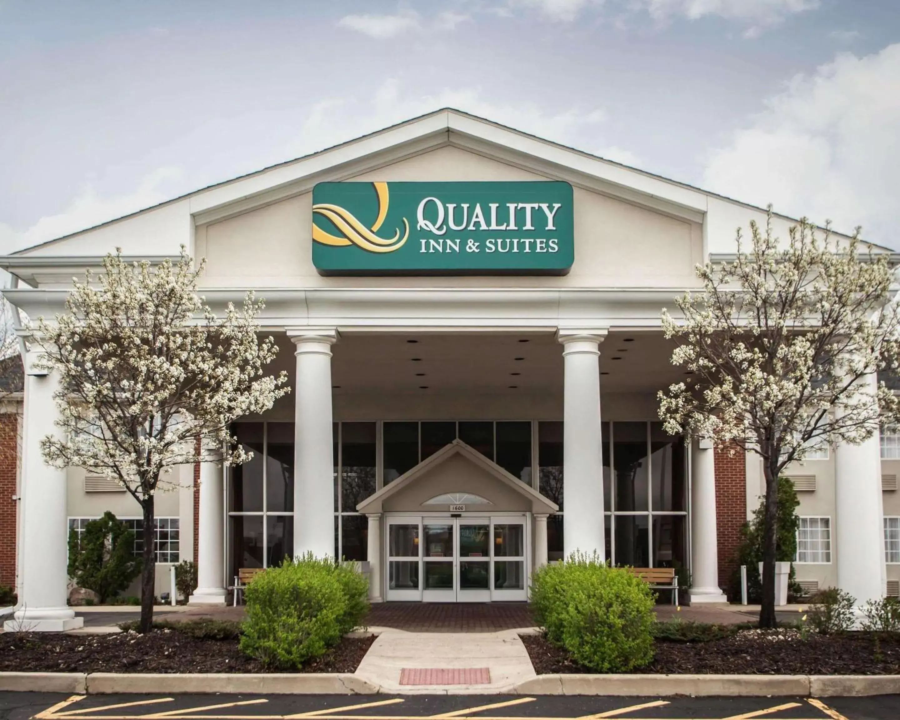 Property Building in Quality Inn and Suites St Charles -West Chicago