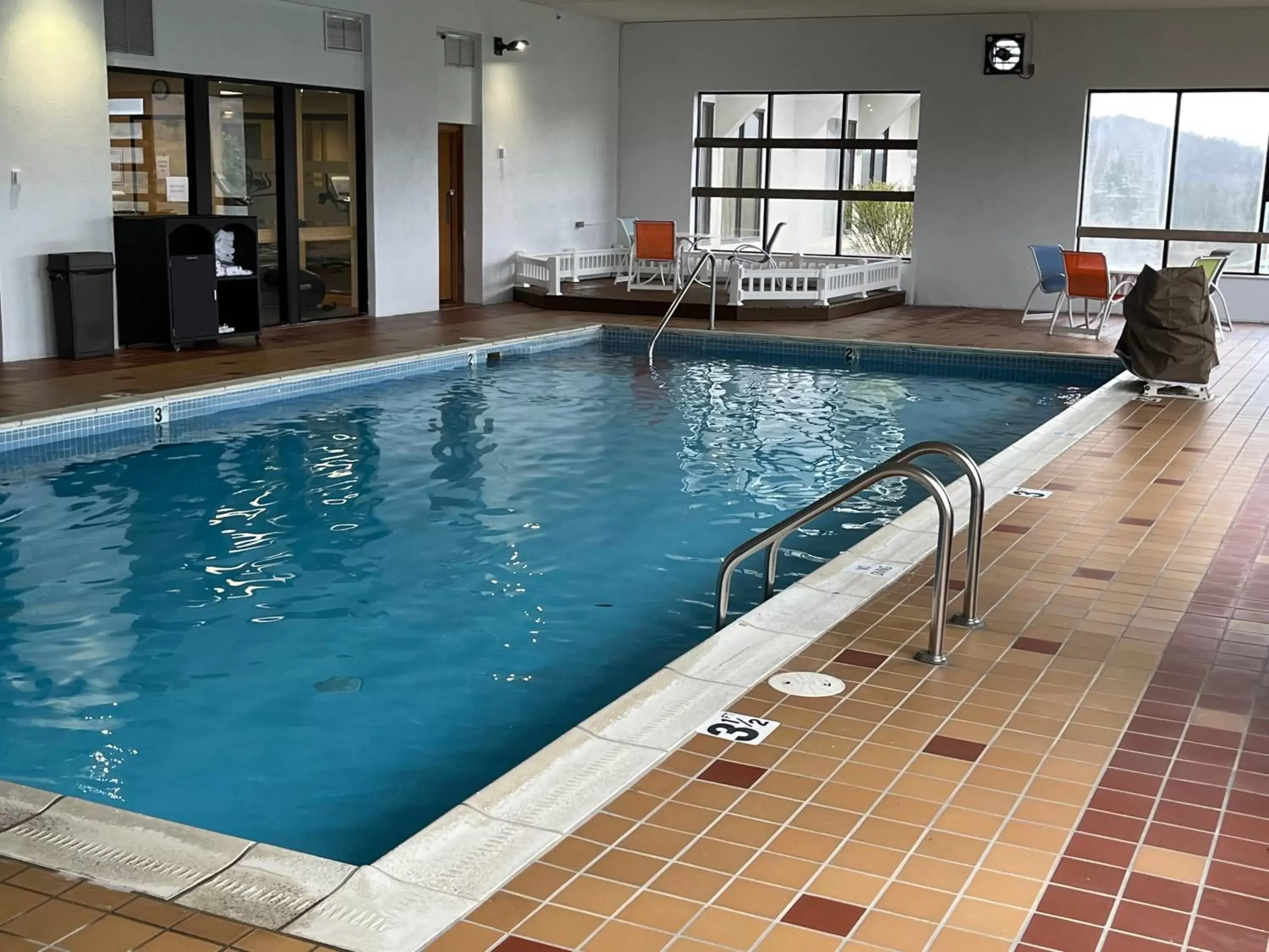 Pool view, Swimming Pool in Days Inn & Suites by Wyndham Sutton Flatwoods