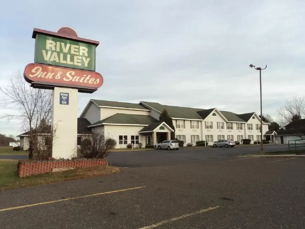 Property Building in River Valley Inn & Suites